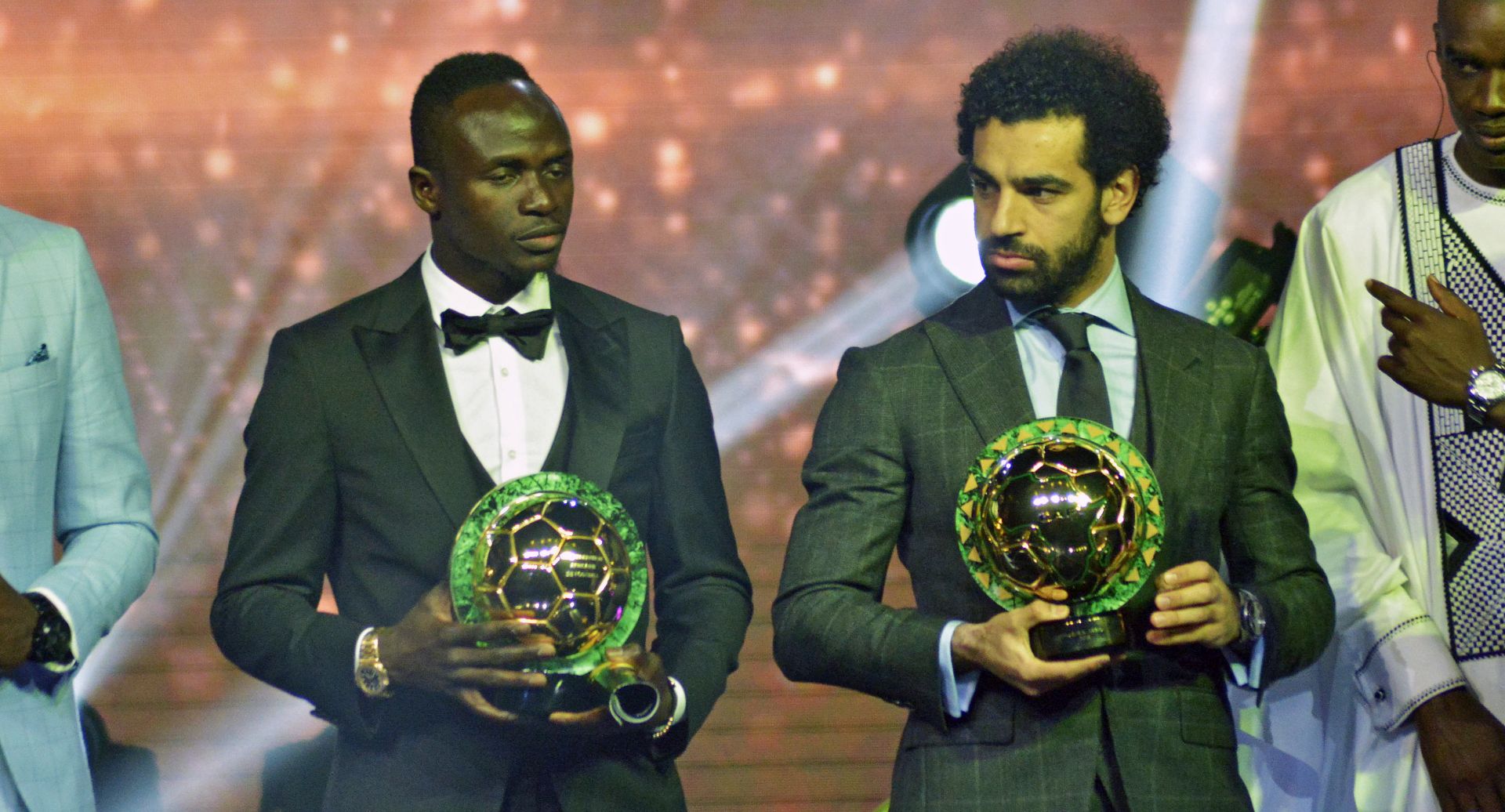 epa07270286 Mohamed Salah from Egypt (R) receives the Player of the Year award with runner up Sadio Mane from Senegal (L) during the Confederation of African Football (CAF) awards at the Abdou Diouf International Conference Center in Dakar, Senegal 08 January 2019.  EPA/STR BEST QUALITY AVAILABLE
