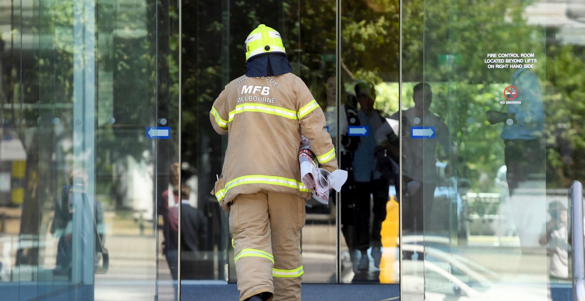 epa07270759 A firefighter is seen carrying a hazardous material bag into the South Korean consulate in Melbourne, Victoria, Australia, 09 January 2019. Staff have been evacuated as emergency crews respond to a number of incidents involving foreign consulates in Melbourne.  EPA/JAMES ROSS  AUSTRALIA AND NEW ZEALAND OUT