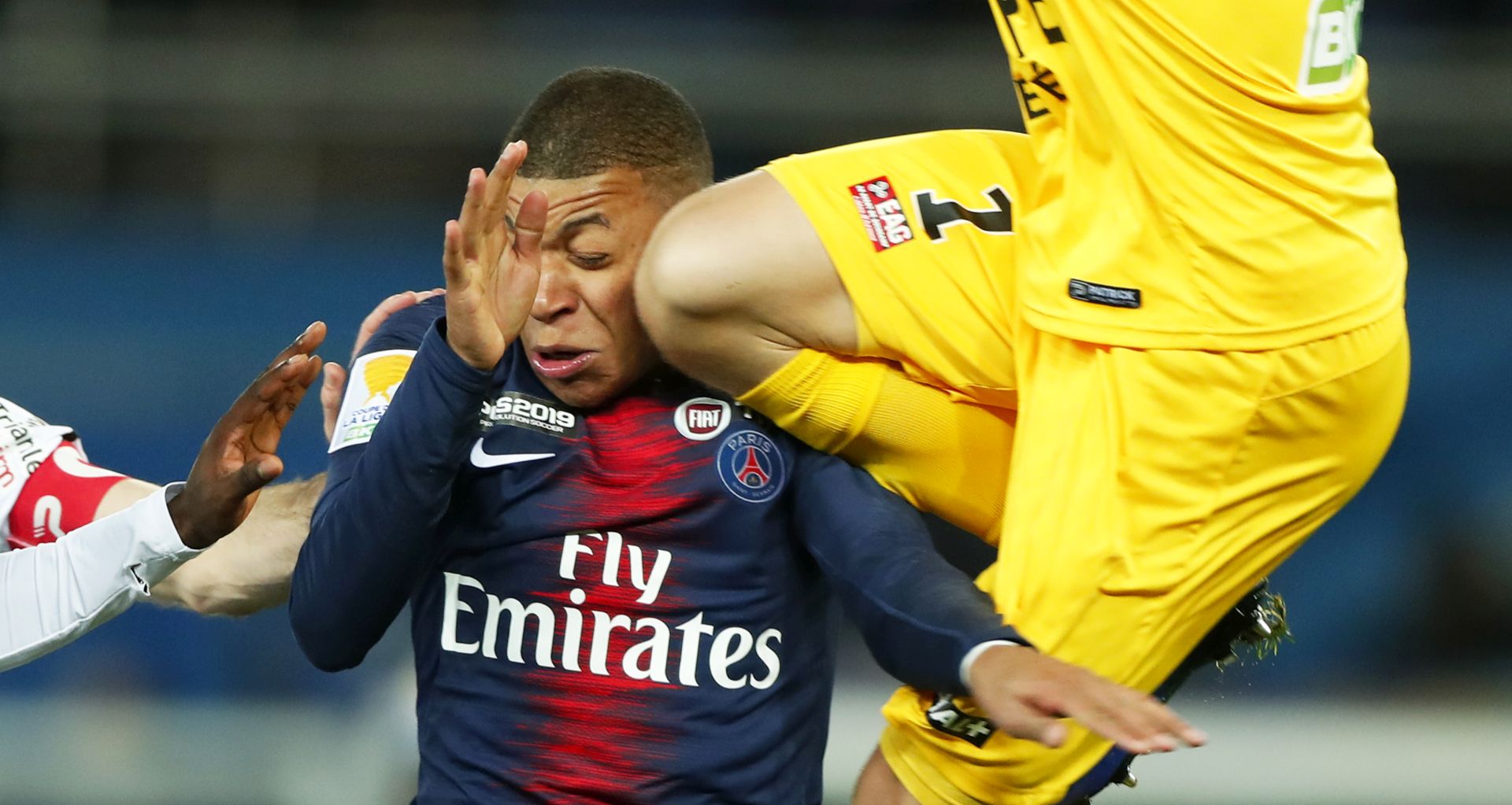 epa07272075 Kylian Mbappe of Paris Saint Germain (L) collides with E.A. Guingamp's goalkeeper Karljohan Johnsson's during the quarter final of the French League Cup's match Paris Saint-Germain (PSG) against Guingamp at the Parc des Princes Stadium in Paris, France, 09 January 2019.  EPA/ETIENNE LAURENT