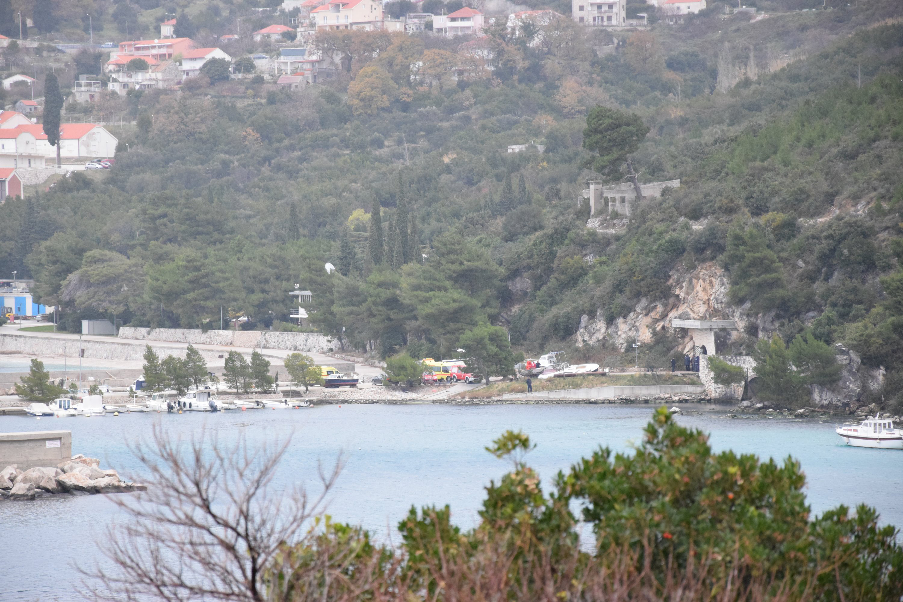 Dubrovnik, 10.01.2019 - Tri osobe lake su ozlijeðene, a za jo tri se traga u poaru koji je izbio u Hidroelektrani Dubrovnik u mjestu Plat u èetvrtak ujutro.
foto HINA/ Baldo MARUNÈIÆ/ ik