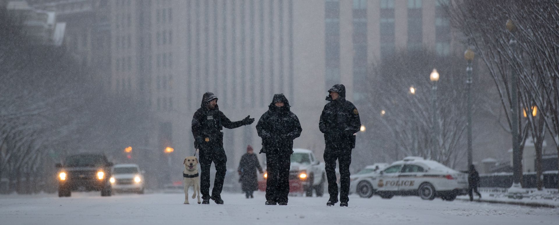 epa07280752 Secret Service agents patrol on Pennsylvania Ave outside the White House in Washington, DC, USA, 13 January 2019. The Washington, DC metro area is under a winter storm warning and is expecting snow accumulations of 6 to 12 inches.  EPA/TING SHEN