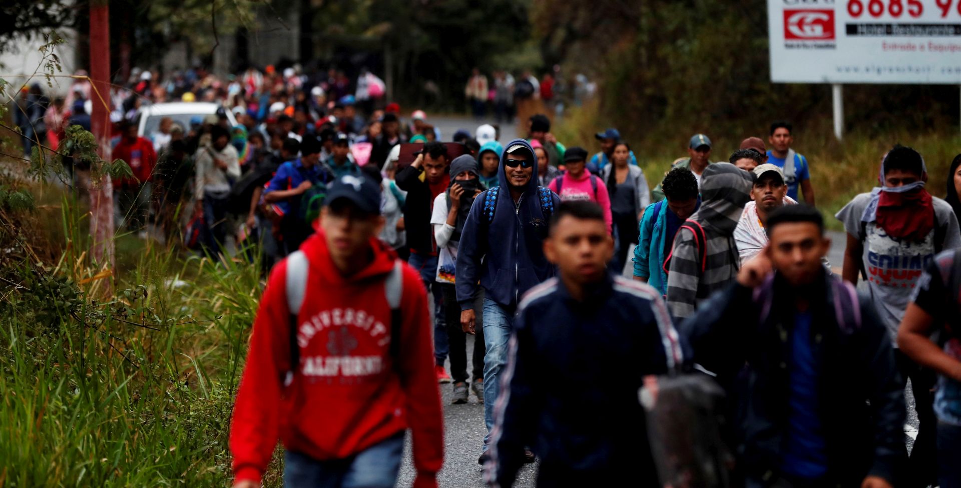 epa07290098 A caravan of Honduran migrants going to the United States and that managed to pass with documents the customs of Agua Caliente, continues its walk towards Guatemala City form Esquipulas, Guatemala, 16 January 2019. Some thousand men, women, and minors, started the walk very early in the morning of the same day.  EPA/ESTEBAN BIBA