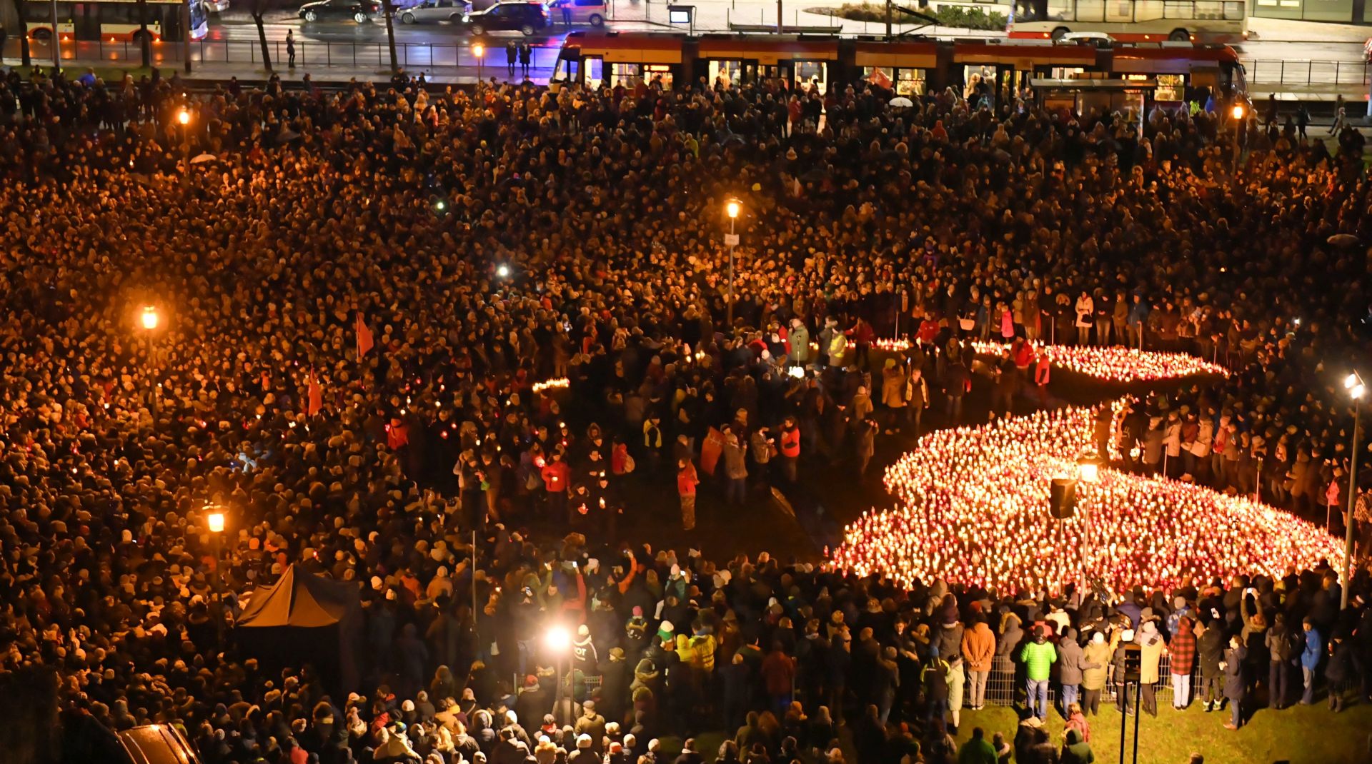 epa07290909 Gdansk residents gather with candles forming a huge heart in front of the Solidarnosc Square in Gdansk, Poland, 16 January 2019 where they paid homage to the deceased mayor of the city, Pawel Adamowicz. Mayor of Gdansk Pawel Adamowicz died in hospital on 14 January afternoon from wounds suffered in a Sunday evening knife attack during the 27th finale of the Great Orchestra of Christmas Charity in Gdansk.  EPA/Adam Warzawa POLAND OUT