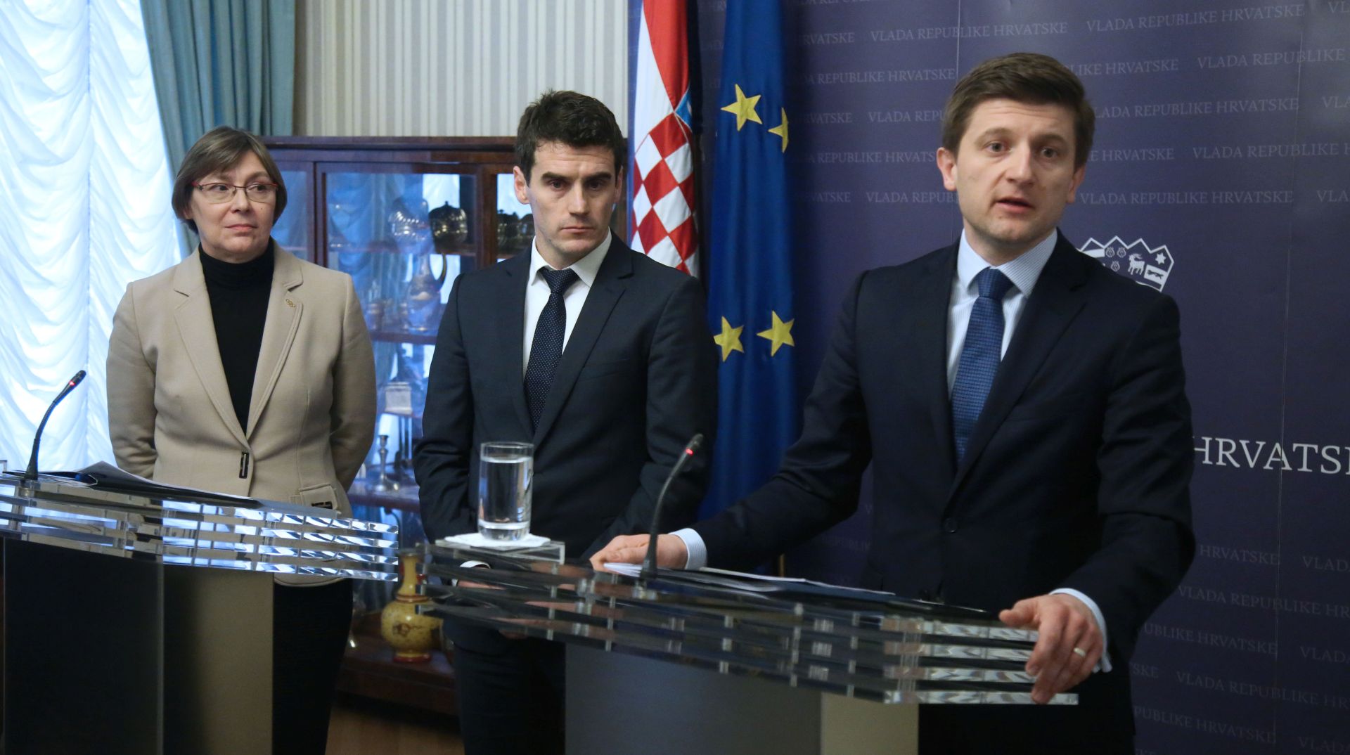 Zagreb, 18.01.2019 - Konferencija za medije u povodu putanja u javnu raspravu i e-savjetovanje Nacionalnog programa porta 2019. - 2026. godine. Na fotografiji dopredsjednica Hrvatskog olimpijskog odbora i voditeljica radnog tijela za izradu Nacrta prijedloga Nacionalnog programa porta 2019. - 2026. godine Sanda Èorak, zamjenik dravne tajnice Sredinjeg dravnog ureda za port Kreimir amija, ministar financija Zdravko Mariæ.
foto HINA / Denis CERIÆ /dc