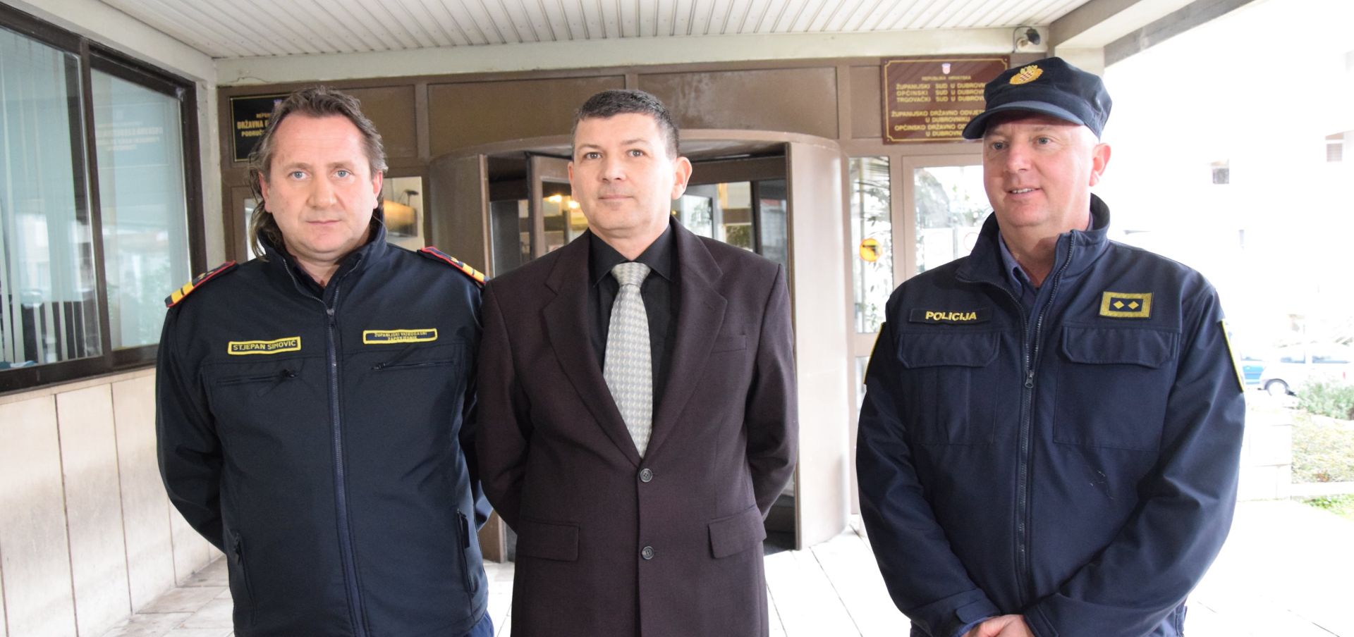 Dubrovnik, 18.01.2019. - V.d. opæinskog dravnog odvjetnika u Dubrovniku Dominko Hladilo dao je s naèelnikom dubrovaèke policije Ivanom Pavlièeviæem i zapovjednikom upanijske vatrogasne zajednice Stjepanom Simoviæem u petak popodne izjavu medijima o stanju istrage poara u HE Plat. Na slici Stjepan Simoviæ, Dominko Hladilo, Ivan Pavlièeviæ.
foto HINA/ Baldo MARUNÈIÆ/ ua