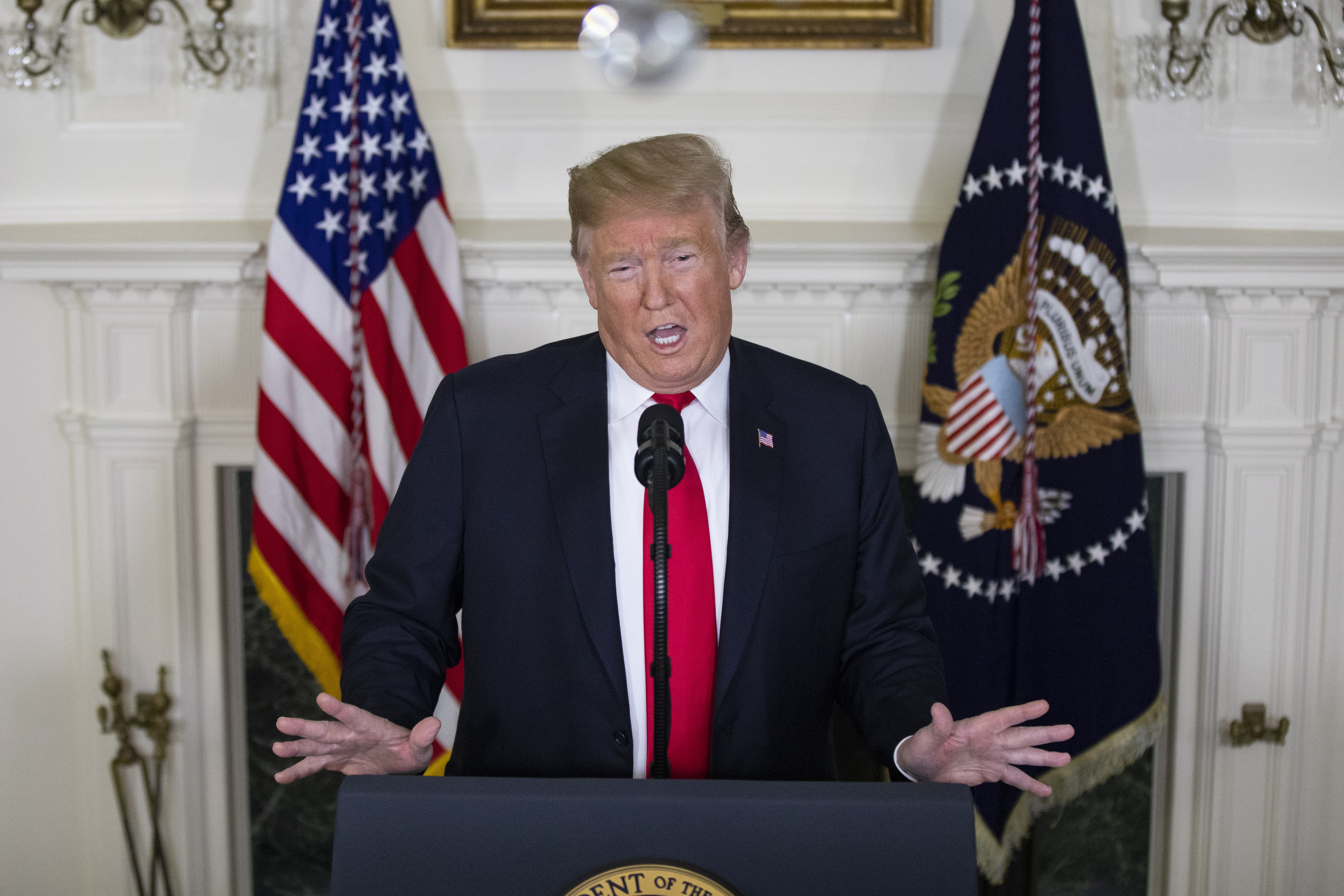 epa07301430 US President Donald J. Trump proposes temporary protections for some undocumented immigrants in return for border wall funding to end the partial government shutdown in the Diplomatic Room of the White House in Washington, DC, USA, 19 January 2019. The partial shutdown over funding for the President's proposed wall has dragged into its fifth week, with little apparent hope for a quick resolution.  EPA/JIM LO SCALZO