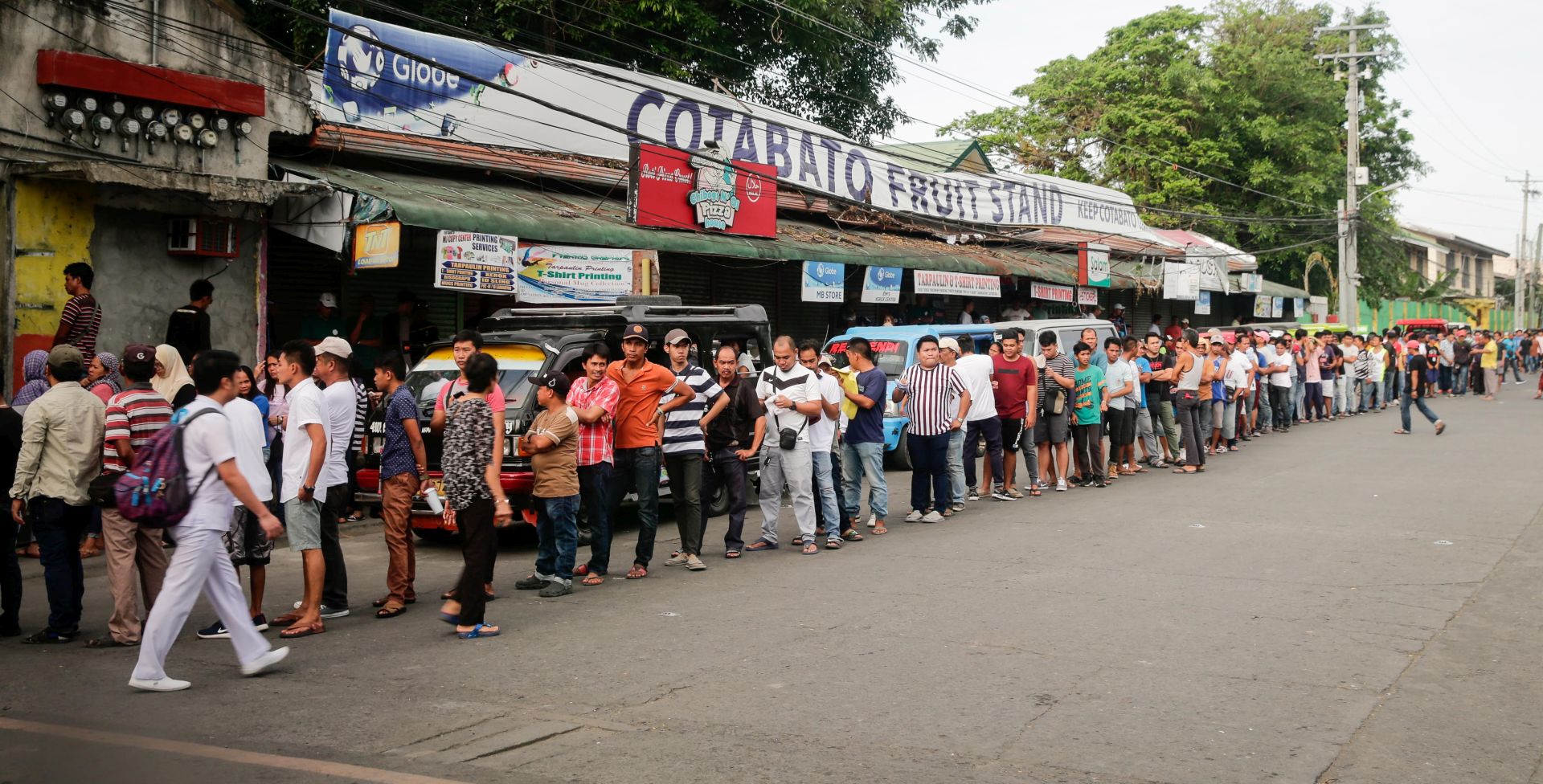 epa07304827 People lineup during the plebiscite on the Bangsamoro Organic Law (BOL) at a voting precinct in Cotabato, southern Philippines, 21 January 2019. An estimated two million people in the Muslim provinces are expected to join a plebiscite to ratify the passage of the Bangsamoro Organic Law (BOL). The law aims to give Muslims in the southern Philippines full control of the autonomous region, where they will be allowed to form an elected parliament and administration in Islamic-majority areas.  EPA/MARK R. CRISTINO