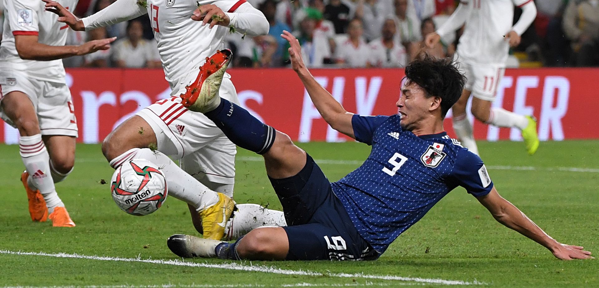epa07327635 Minamino Takumi (R) of Japan in action against Mohammad Hossein Kanani Zadegan of Iran during the 2019 AFC Asian Cup semifinal match between Iran and Japan in Al Ain, United Arab Emirates, 28 January 2019.  EPA/MAHMOUD KHALED