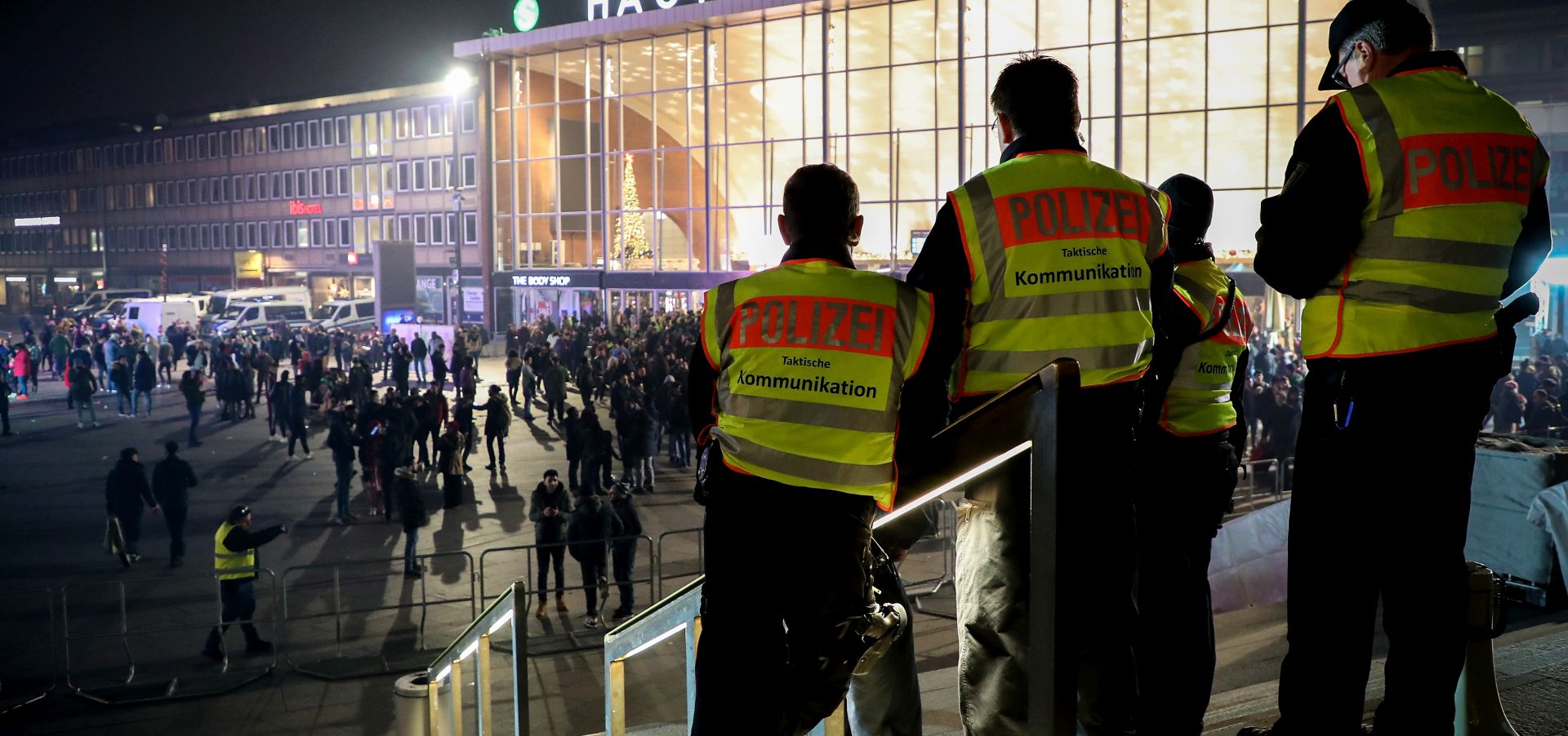 epa07256014 German police officers stand in front of the Central Station in the center of Cologne, Germany, 01 January 2019. As a result of the mass sexual assaults on New Year's Eve 2015/2016, North Rhine-Westphalian police will be in operation with about 5,500 officers during the turn of the year.  EPA/FRIEDEMANN VOGEL