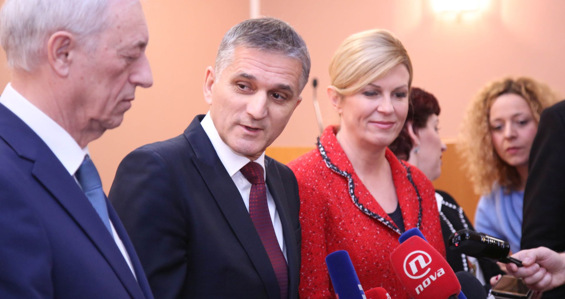 Zagreb, 24.01.2019 - Sastanak predsjednice RH Kolinde Grabar-Kitarović s gradonačelnicima Velike Gorice i Jastrebarskog te načelnicima općina Kravarsko, Orle, Pokupsko, Krašić, Pisarovina, Klinča Sela i Žumberak.  Susret predsjednice s predstavnicima nacionalnih manjina, udruga, braniteljskih udruga s područja Zagrebačke županije te građanima. Na fotografiji Stjepan Kožić, Goran Marić i Kolinda Grabar Kitarović. foto HINA /Zvonimir KUHTIĆ/ zk