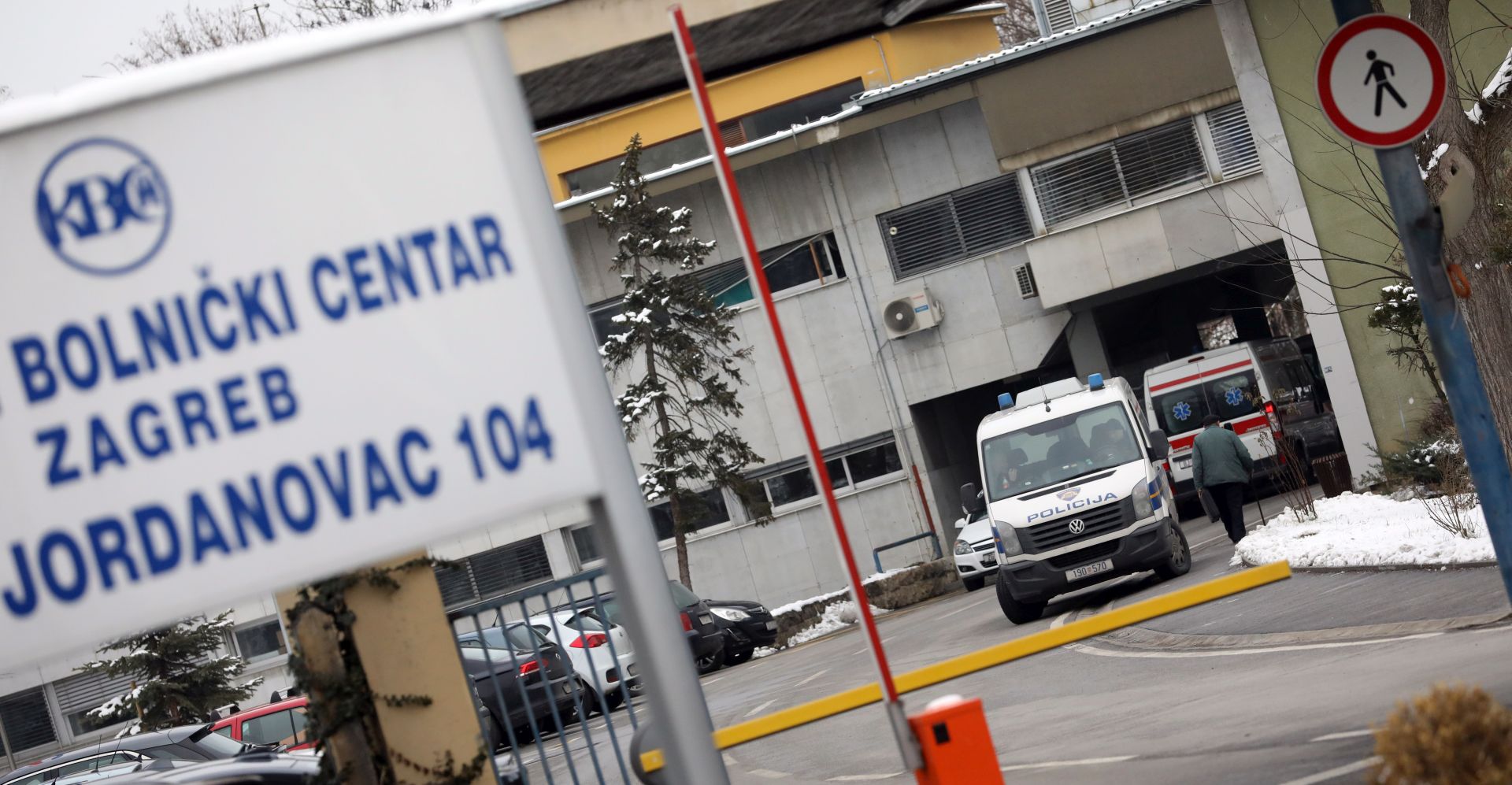 Zagreb, 25.01.2019. - Slijedom dojave da vi¹e osoba u bolnici na Jordanovcu stvara nered i napada medicinsko osoblje, zagrebaèki policajci upuæeni su na mjesto dogaðaja, gdje su, sa ciljem smirivanja situacije, uporabili sredstva prisile nad nekoliko tamo zateèenih osoba, izvijestila je u petak zagrebaèka policija. foto HINA/ Lana SLIVAR DOMINIÆ/ ml