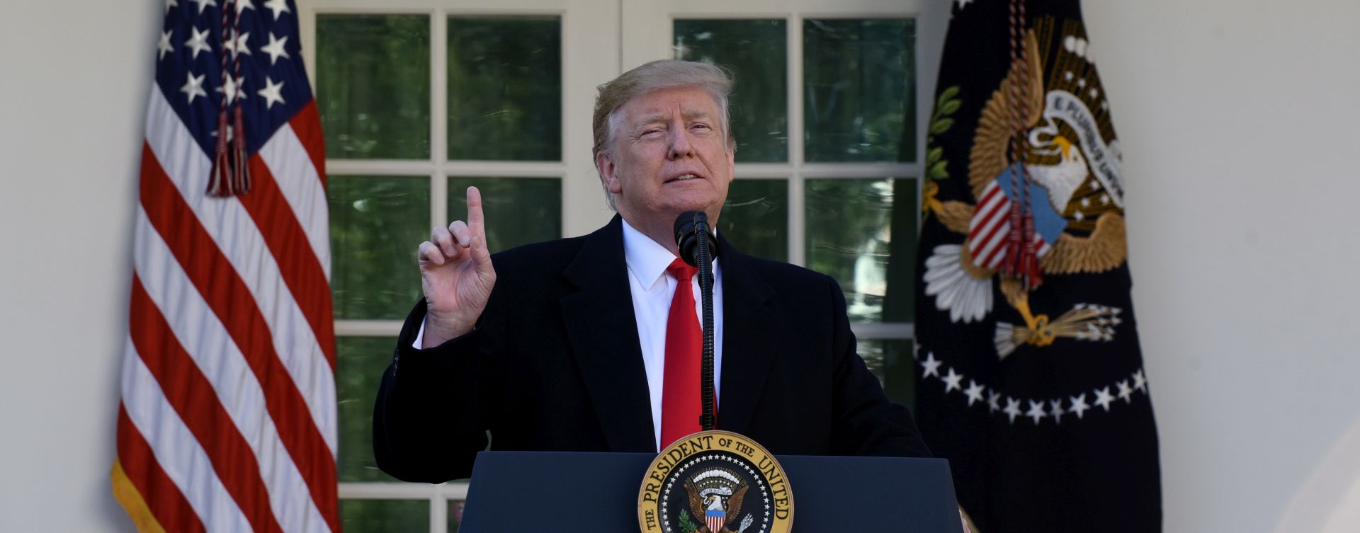 epa07319562 US President Donald J. Trump walks down the Colonnade to deliver remarks on ending the partial shutdown of the federal government, in the Rose Garden of the White House in Washington, DC, USA, 25 January 2019.  Trump announced a deal had been reached to end the ongoing partial shutdown of the federal government. The shutdown began when Congress and Trump failed to strike a deal on border security before a 22 December 2018 funding deadine.  EPA/Olivier Douliery / POOL