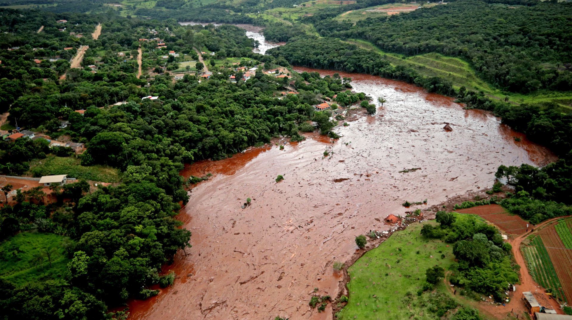 epa07322227 Aerial view over mud and waste from the disaster caused by dam spill in Brumadinho, Minas Gerais, Brazil, 26 January 2019. At least nine people have died and 300 are missing after a tailings dam burst at the Feijao mine in southeastern Brazil owned by Vale, the world's largest iron-ore producer, the Minas Gerais state government said. The dam in Brumadinho near Belo Horizonte broke on 25 January at around mid-day, unleashing a river of sludge that destroyed some nearby houses.  EPA/Antonio Lacerda
