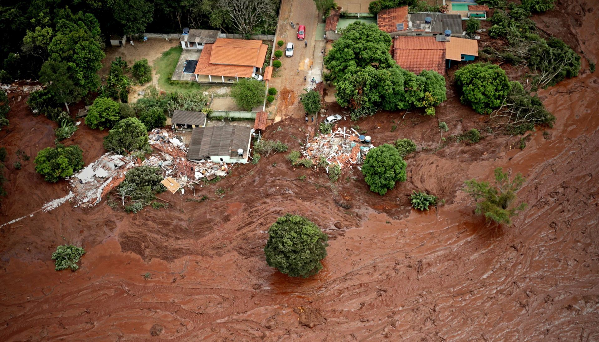 epa07322225 Aerial view over mud and waste from the disaster caused by dam spill in Brumadinho, Minas Gerais, Brazil, 26 January 2019. At least nine people have died and 300 are missing after a tailings dam burst at the Feijao mine in southeastern Brazil owned by Vale, the world's largest iron-ore producer, the Minas Gerais state government said. The dam in Brumadinho near Belo Horizonte broke on 25 January at around mid-day, unleashing a river of sludge that destroyed some nearby houses.  EPA/Antonio Lacerda