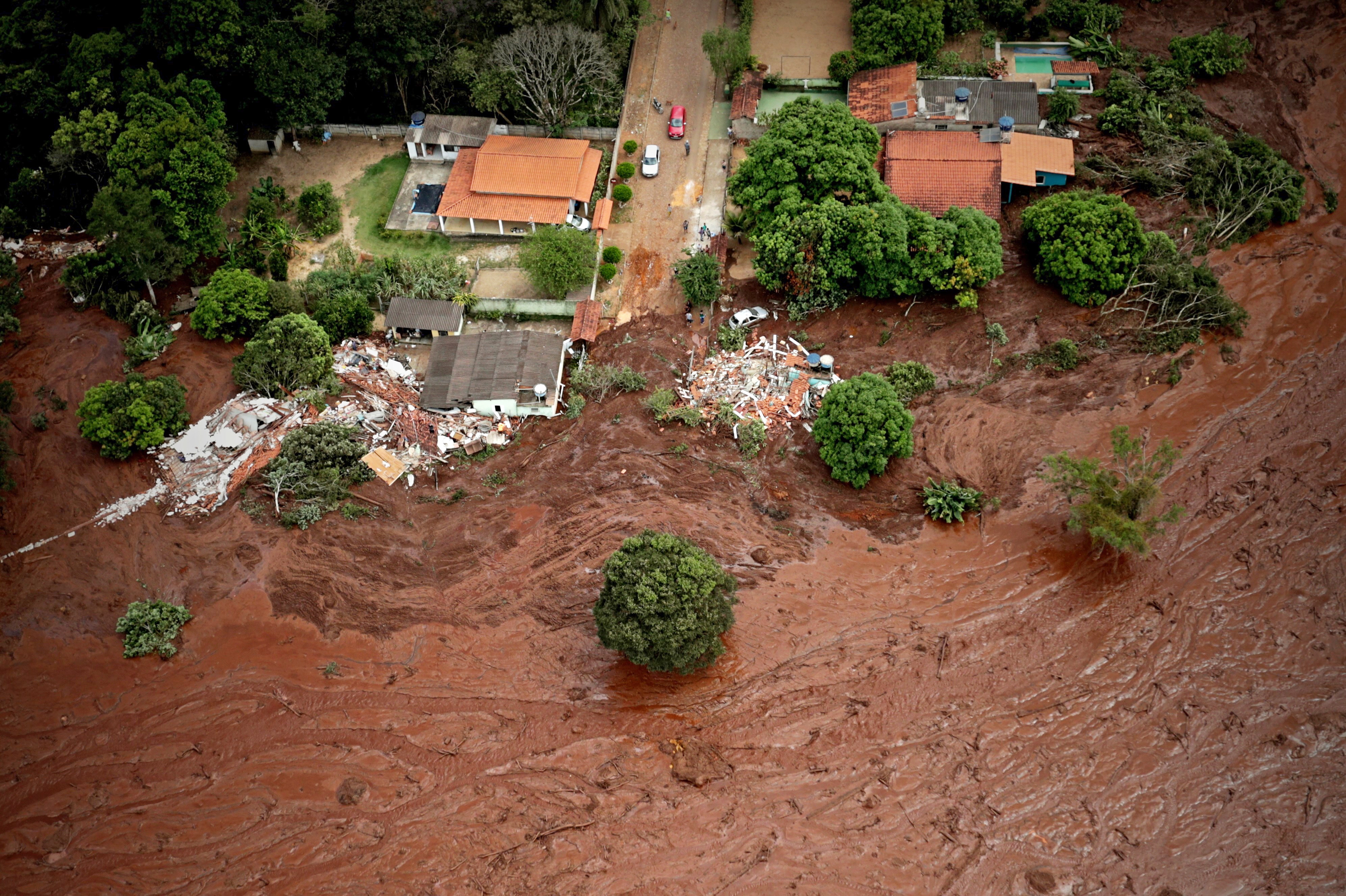 epa07322225 Aerial view over mud and waste from the disaster caused by dam spill in Brumadinho, Minas Gerais, Brazil, 26 January 2019. At least nine people have died and 300 are missing after a tailings dam burst at the Feijao mine in southeastern Brazil owned by Vale, the world's largest iron-ore producer, the Minas Gerais state government said. The dam in Brumadinho near Belo Horizonte broke on 25 January at around mid-day, unleashing a river of sludge that destroyed some nearby houses.  EPA/Antonio Lacerda