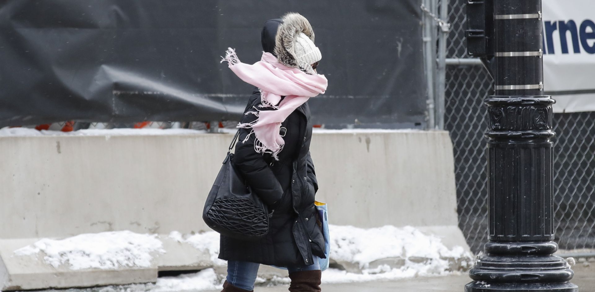 epa07330639 A woman braves the freezing weather as she crosses a street in Chicago, Illinois, USA, 29 January 2019. The US Midwest is braced for a coldspell as a polar vortex send temperatures far below zero degrees Celsius. According to meteorologists temperatures in Chicago area could drop to minus 31 degress Celsius (-25F).  EPA/KAMIL KRZACZYNSKI