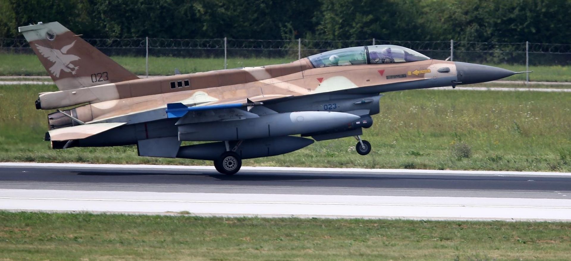 02.08.2018., Zagreb - Tri borbena aviona F-16 Barak Izraelskog ratnog zrakoplovstva sletjela su u vojarnu Pukovnik Marko Zivkovic u sklopu posjeta Republici Hrvatskoj. Vlada RH u ozujku ove godine donijela je odluku o kupnji 12 takvih izraelskih aviona, a prva dva bit ce isporucena do 2020. Na Pleso su ih dopratili MiG-ovi 28 Hrvatskog ratnog zrakoplovstva. 
Photo: Igor Soban/PIXSELL