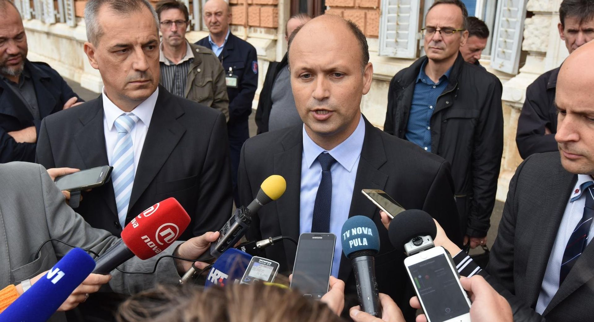 Pula: Nova Uprava Uljanika obratila se medijima 02.11.2018., Pula - Nadzorni odbor Uljanika izabrao je novu troclanu Upravu koju cine direktor Uljanikovih financija i racunovodstva Emil Bulic, direktor Odjela prodaje Uljanika Bojan Blagonic te direktor Uljanik Strojogradnje Milko Mihovilovic, dok ce funkciju predsjednika Uprave obnasati Emil Bulic.

Photo: Dusko Marusic/PIXSELL