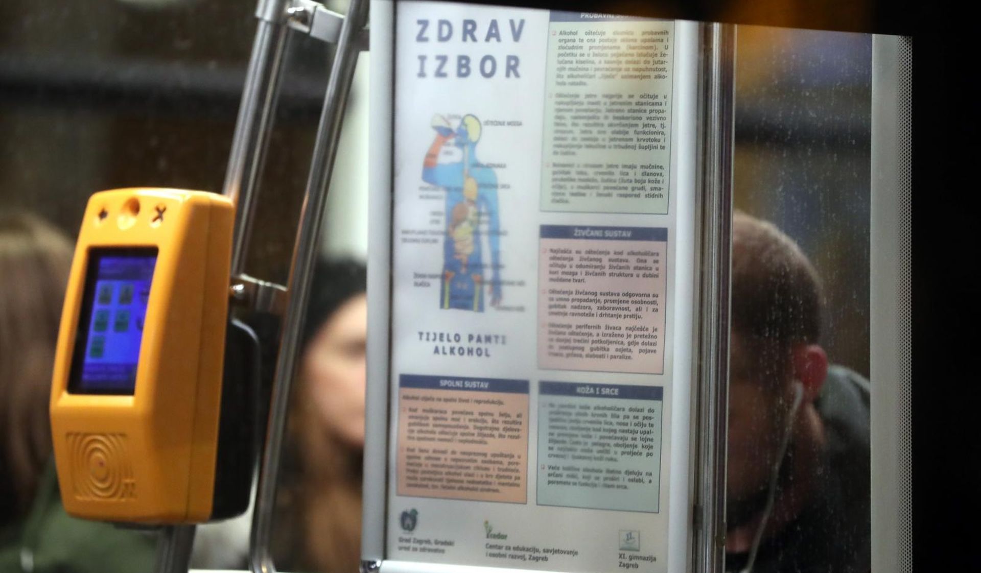Zagreb: Sporan plakat u tramvaju koji je izazvao mnoge reakcije kod žena 03.01.2019., Zagreb - Plakat u tramvaju ZET-a pod naslovom Zdrav zivot, govori o stetnosti koristenja alkohola. Photo: Sanjin Strukic/PIXSELL