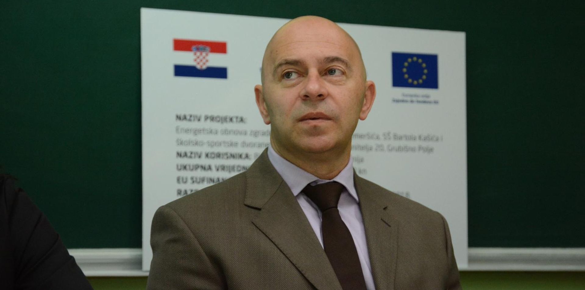 04.10.2018., Grubisno Polje, Osnovna skola - U radnom posjetu Bjelovarsko-bilogorskoj zupaniji boravio je direktor Fonda za zastitu okolisa i energetsku ucinkovitost Dubravko Ponos. Tom prilikom boravio je u Grubisnom Polju gdje je nazocio potpisivanju ugovora na energetskoj obnovi Osnovne skole Ivana Nepomuka Jemersica, Srednje skole Bartola Kasica i pripadajuce skolsko-sportske dvorane. Vrijednost investicije je oko 11 milijuna kuna a ugovor su potpisali zupan Damir Bajs i izvosjaci radova zajednica ponuditelja H-GRAD d.o.o. i POMGRAD d.d. Nakon potpisa ugovora uslijedio je oblazak objekata, a domacice su bile Snjezana Selis ravnateljica Osnovne skole Ivana Nepomuka Jemersica i Kristina Vrbicki, v.d. ravnateljica Srednje skole Bartola Kasica. 
Photo: Damir Spehar/PIXSELL