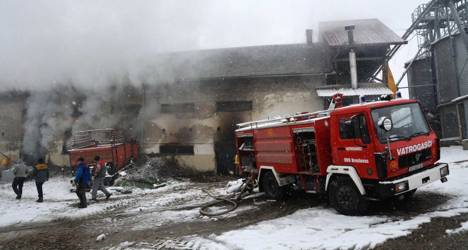 Na Eko imanju Željka Mavrovića u Sloboštini kod Požege izbio požar 05.01.2019., Slobostina - Veliki pozar izbio je u skladisnom prostoru zgrde Eko-imanja Mavrovic, vlasnika Zeljka Mavrovica u Slobostini. Gore  bale industrijske konoplje, a pozar gasi vise desetina vatrogasaca iz nekoliko vatrogasnih drustava. Policija osigurava pozariste i za sada pozar uspjevaju drzati pod kontrolom. Photo: Ivica Galovic/PIXSELL