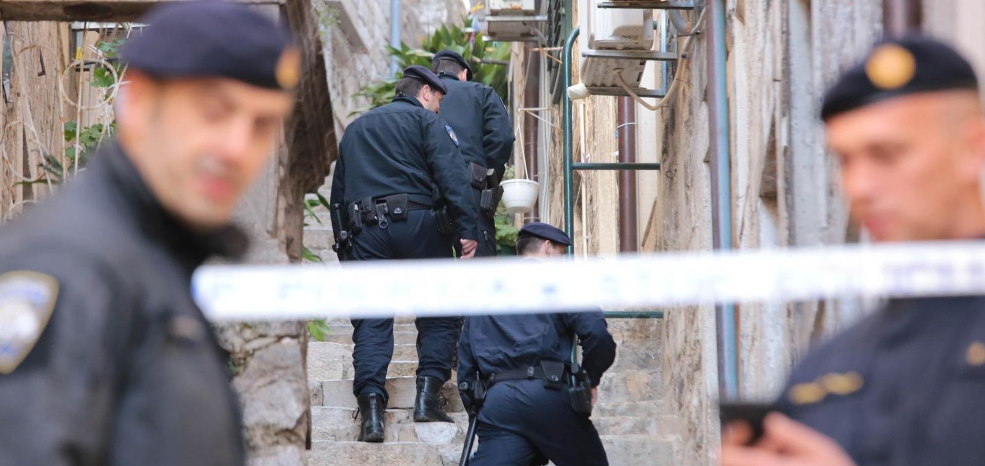 05.02.2018., Antuninska ulica, Dubrovnik - Izvrsena je delozacija Katije Saric i njenog sina iz gradskog stana u Antuninskoj. S nesto odjece odlazi u hotel Vis 2 gdje joj je, kako kaze, velikodusnoscu gradonacelnika Mata Frankovica, omogucen boravak sa sinom u objektu koji vise ne smije primati nove beskucnike. Kucni ljubimci Katije i njezina sina Seana, dva psa i dvije macke, odlaze u skloniste na Zarkovici. Katija je, kaze, ogorcena na drzavu koja je nije zastitila od delozacije. Posljednji pokusaj delozacije bio je 2016. godine u listopadu. Grad je vlasnik stana na adresi Antuninska 11 od 54 kvadrata kojeg je do smrti koristila Luidja Memic kao zasticeni najmoprimac, i iako to nije smjela napraviti, stan je u podnajam dala Katiji Saric. Saric je pak zivjela u stanu i za zivota pokojnice, no nikad nije mogla, kako su tada obavijestili iz Grada, steci status za daljnje koristenje stana jer nije bila clan obiteljskog domacinstva.
Photo: Grgo Jelavic/PIXSELL