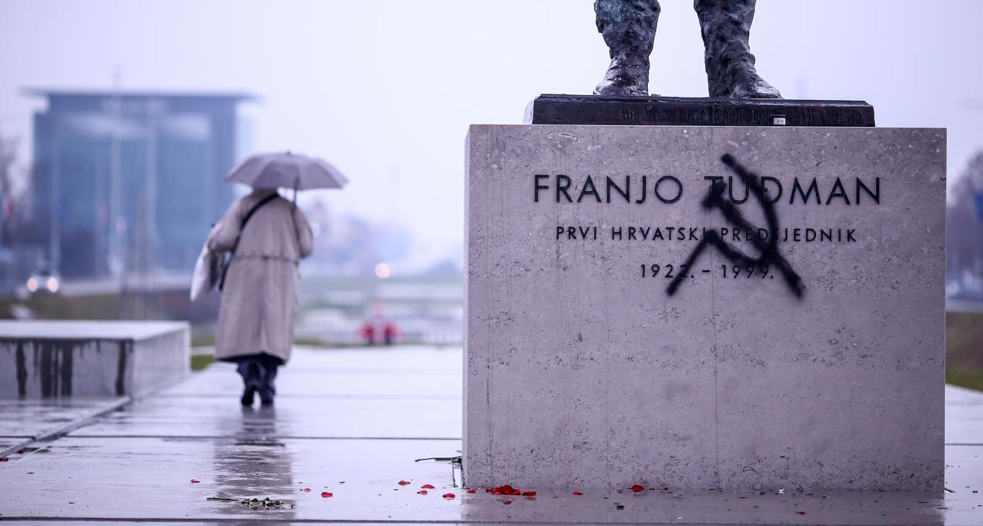 06.01.2019., Zagreb - Na nedavno postavljenom spomeniku dr. Franji Tudjmanu preko natpisa Franjo Tudjman, prvi hrvatski predsjednik, netko je sprejem nacrtao srp i cekic - simbol proleterske solidarnosti koji je s vremenom postao jedan od prepoznatljivih simbola komunizma. 
Photo: Igor Soban/PIXSELL