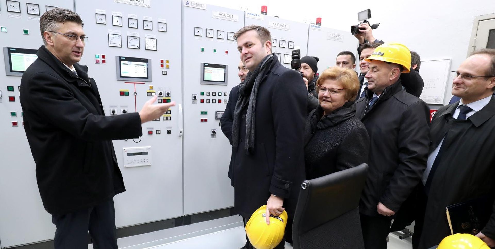 Ozalj: Premijer Plenković pustio u rad agregat hidroelektrane 06.12.2018., Ozalj - U rad je pusten agregat hidroelektrane te su najavljene ukupne investicije HEP grupe. Predsjednik Vlade RH Andrej Plenkovic u drustvu sefa HEP-a Frane Barbarica, te nekoliko ministara i uzvanika, pritiskom na crveni gumb pustio u probni rad jedan od agregata. Photo: Sanjin Strukic/PIXSELL