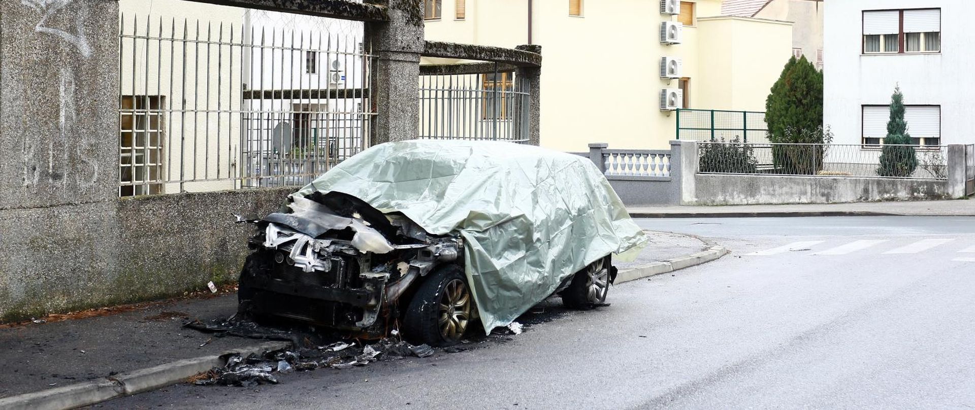 Zagreb: Sinoć je u ulici Jagodnjak izgorio Range Rover 07.01.2019., Zagreb - Sinoc je u ulici Jagodnjak izgorio Range Rover. Ujutro je policija obavila ocevid i ostavila vozilo prekriveno ceradom. 

Photo: Borna Filic/PIXSELL