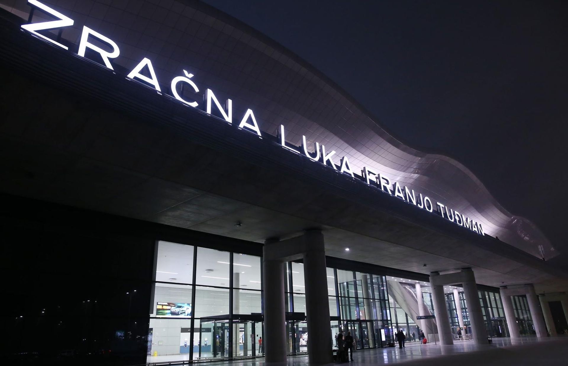 Zagreb: Todorić nakon godinu dana izručen Hrvatskoj 07.11.2018., Zagreb - Policija ispred Medjunarodne luke dr. Franjo Tudjman ceka avion u kojemu se nalazi bivsi celnik Agrokora Ivica Todoric. Ivica Todoric izrucen je Hrvatskoj nakon sto mu je britanski sudac Duncan Ousley odbio zalbu. Drzavno odvjetnistvo izdalo je tjeralicu za Todoricem u listopadu 2017. godine, a temeljem europskog uhidbenog naloga, koji je raspisala Hrvatska, uhicen je u Londonu 7. studenog 2017. Photo: Igor Soban/PIXSELL