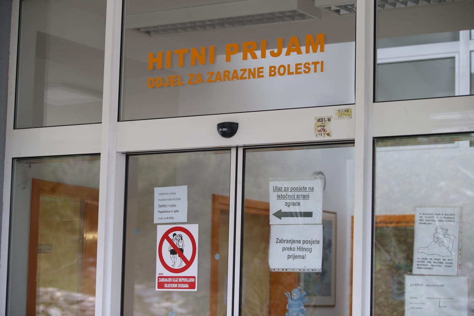 Split: Zbog gripe zabranjeni posjeti pacijentima na Klinici za infektologiju 08.01.2019., Split - Zbog gripe od koje je u Splitu svakim sve vise oboljelih posjeti na Klinici za infektologiju su do daljnjeg zabranjeni.

Photo: Ivo Cagalj/PIXSELL