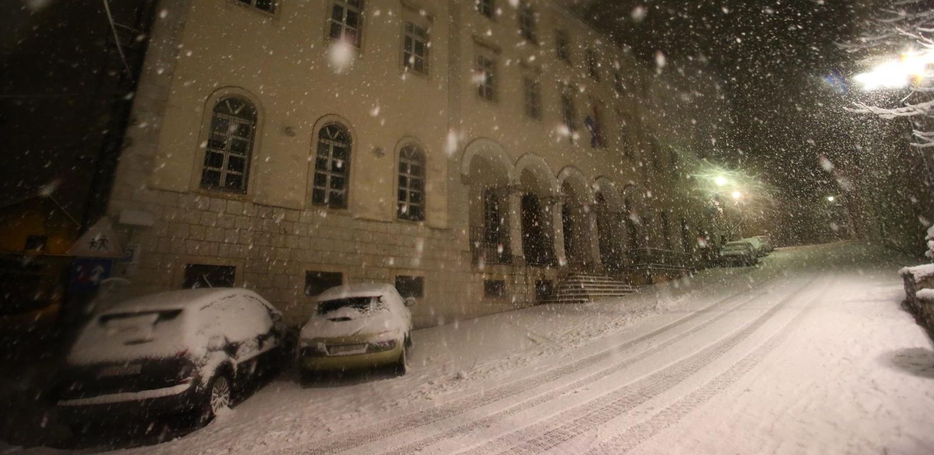 Snijeg zabijelio Sinj 08.01.2019., Sinj - Gusti snijeg koji je zabijelio Dalmatinsku zagoru pada i u Sinju. Photo: Ivo Cagalj/PIXSELL