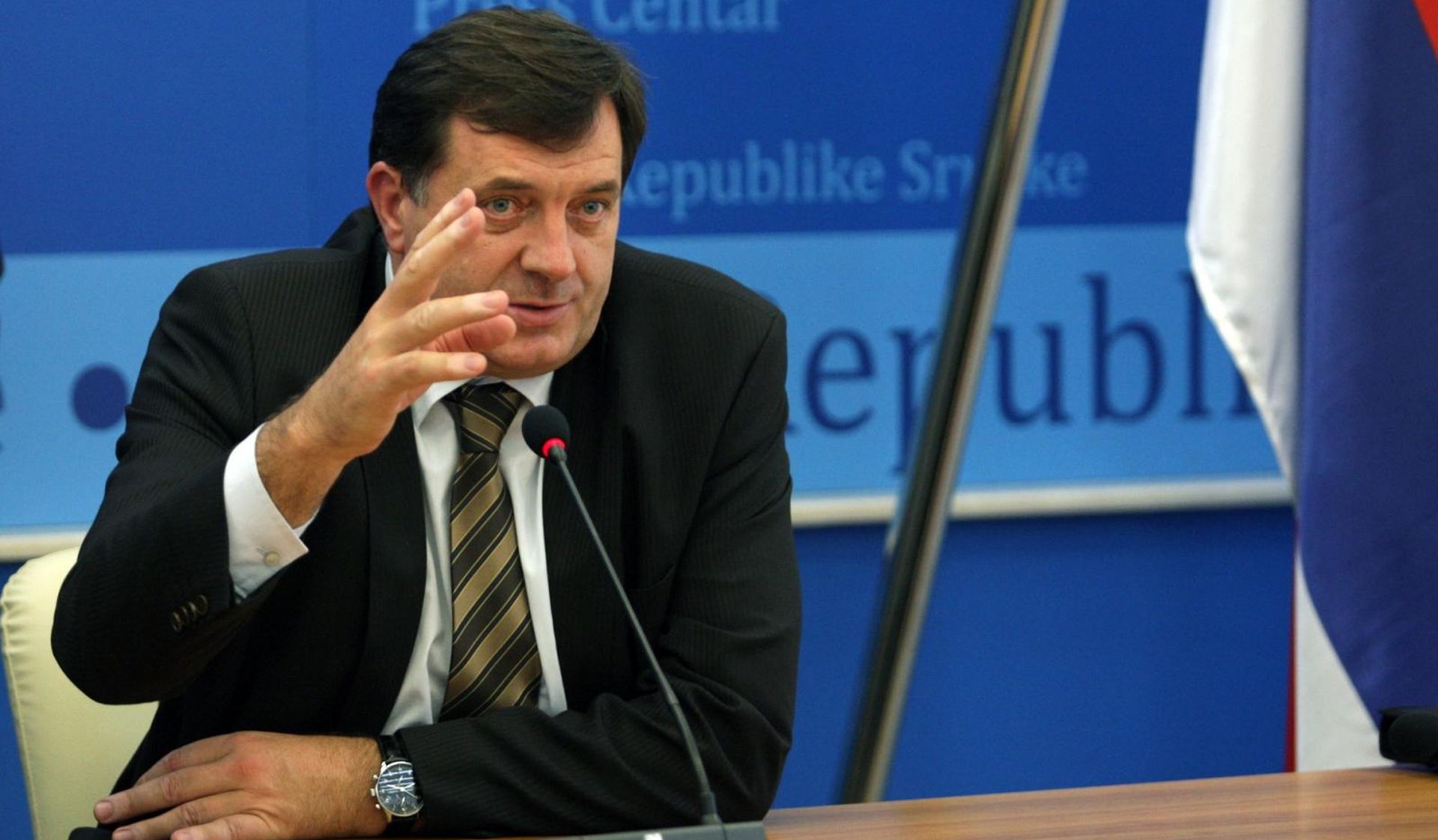 06.11.2008.,Banja Luka,BIH - Predsjednik Vlade Republike Srpske Milorad Dodik na tematskoj sjednici Savjeta ministara na kojoj je ucestvovao i predsjednik Vlade Federacije Nedzad Brankovic,posvecena EU integracijama na kojoj je potpisan Sporazum o nacelima energetske politike kojima se produzava odluka o kvaliteti tecnih goriva te utvrdjuju nacela okvirnog sporazuma o rjesavanju ratnog duga za gas.Milorad Dodik
Photo Dejan Moconja/Vecernji list