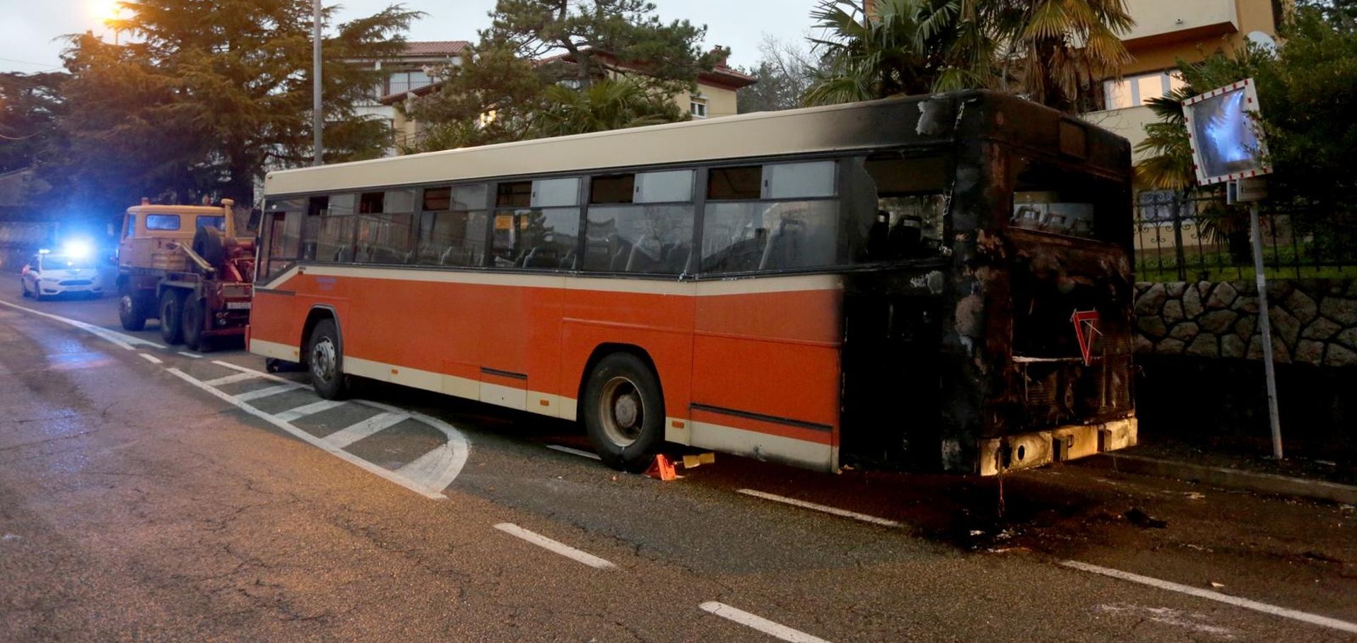09.01.2018., Rijeka - Pozar na motoru prigradskog autobusa Autotroleja ugasen je brzom intervencijom vatrogasaca. 
Osim materijalne stete nema povrijedenih. 
Photo: Nel Pavletic/PIXSELL