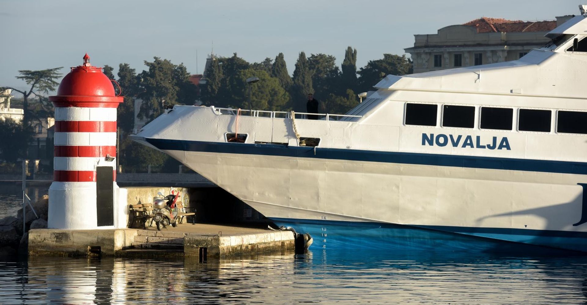 U Zadru se nasukao katamaran Novalja 09.01.2019., Zadar - Jadrolinijin katamaran Novalja koji povezuje otoke Ist i Molat sa Zadrom nasukao se na lukobranu gradske luke jutros oko 7.40 sati. Iako je u katamaranu bilo dvadesetak putnika, prema prvim nesluzbenim informacijama jedan clan posade je ozlijedio ruku, a jedan putnik zatrazio je lijecnicku pomoc. Kao uzrok nasukavanja navodi se otkazivanje komandi broda. 

Photo: Dino Stanin/PIXSELL