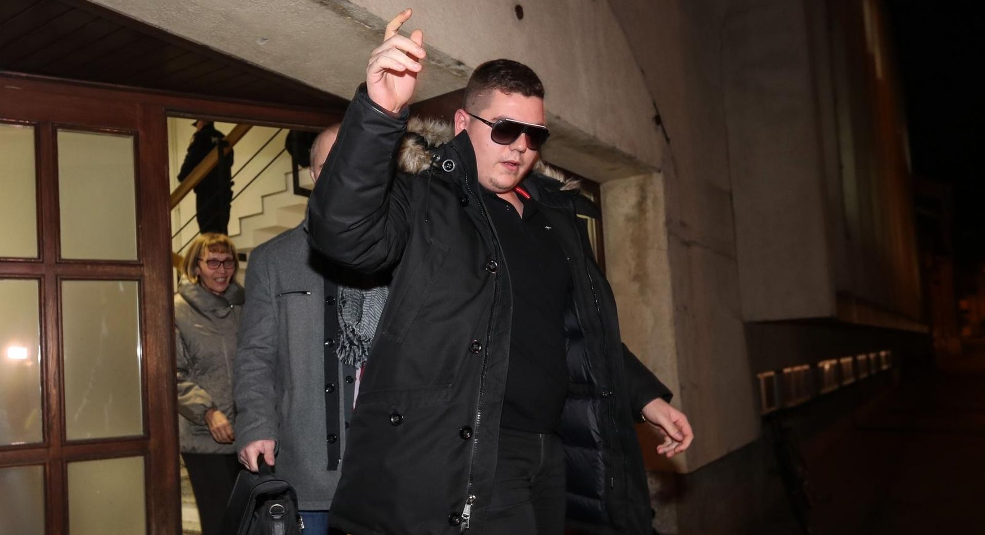 Bjelovar: Sud pustio na slobodu Ivana Đakića i odredio mu mjere opreza 09.01.2019., Bjelovar - Na Zupanijskom odvjetnistu u Bjelovaru zavrseno je rociste te je Ivan Djakic pusten na slobodu. Odredjena mu je mjera opreza i mora se javljati sudu. Prije samog pustanja mladi Djakic na katu zgrade suda gledao je novinare kojima je mahao te pio kavicu da bi nakraju spustao zastore na prozorima. Photo: Robert Anic/PIXSELL