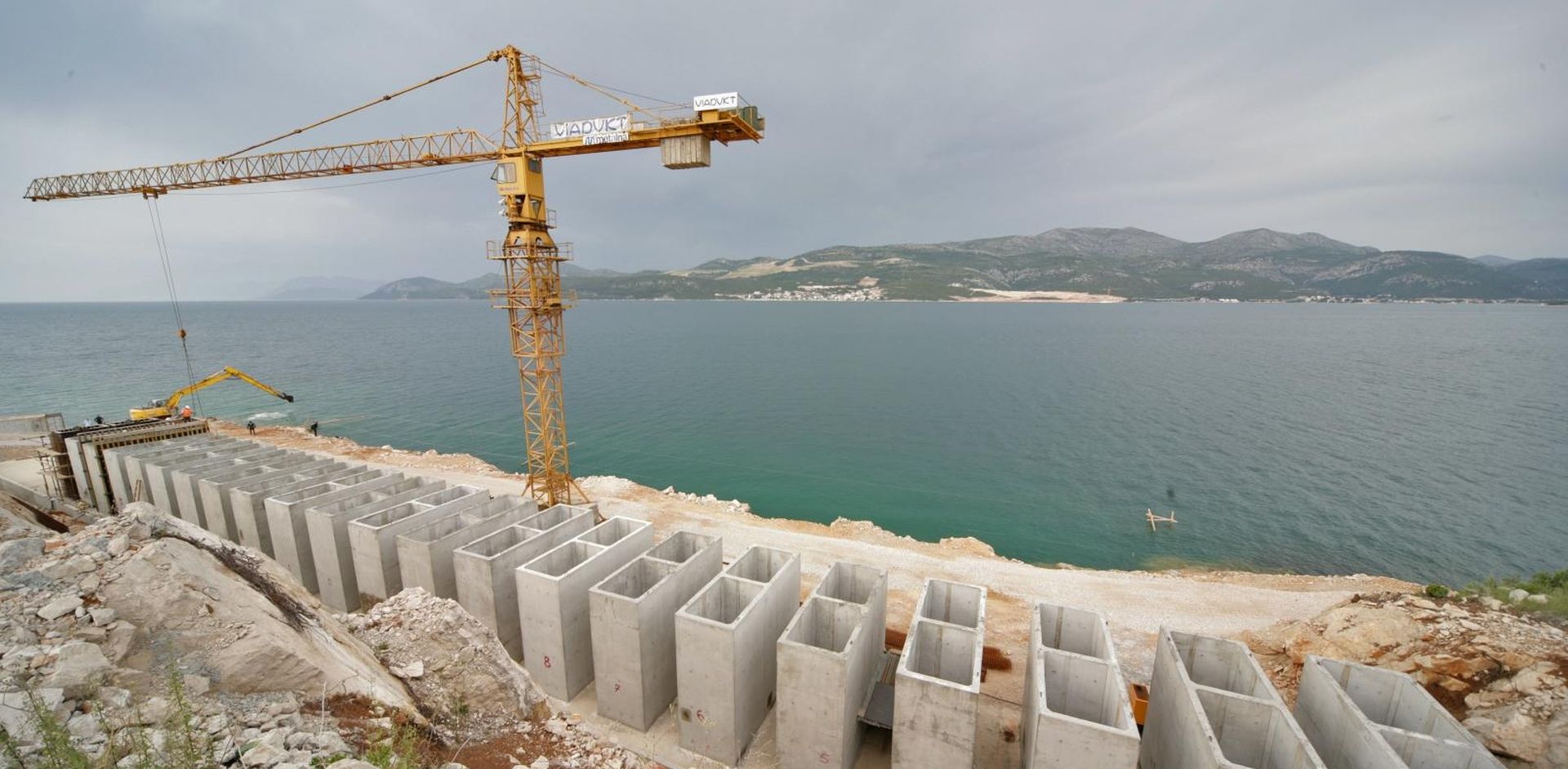 26.05.2009.,Brijesta, poluotok Peljesac - Mjesto na kojem bi se Peljeski most trebao spojiti s kopnom. Premijer Ivo Sanader u obilasku gradilista buduceg mosta. Sve u svrhu predizborne kampanje.Tekuci radovi na mostu.
Photo: Grgo Jelavic/24sata