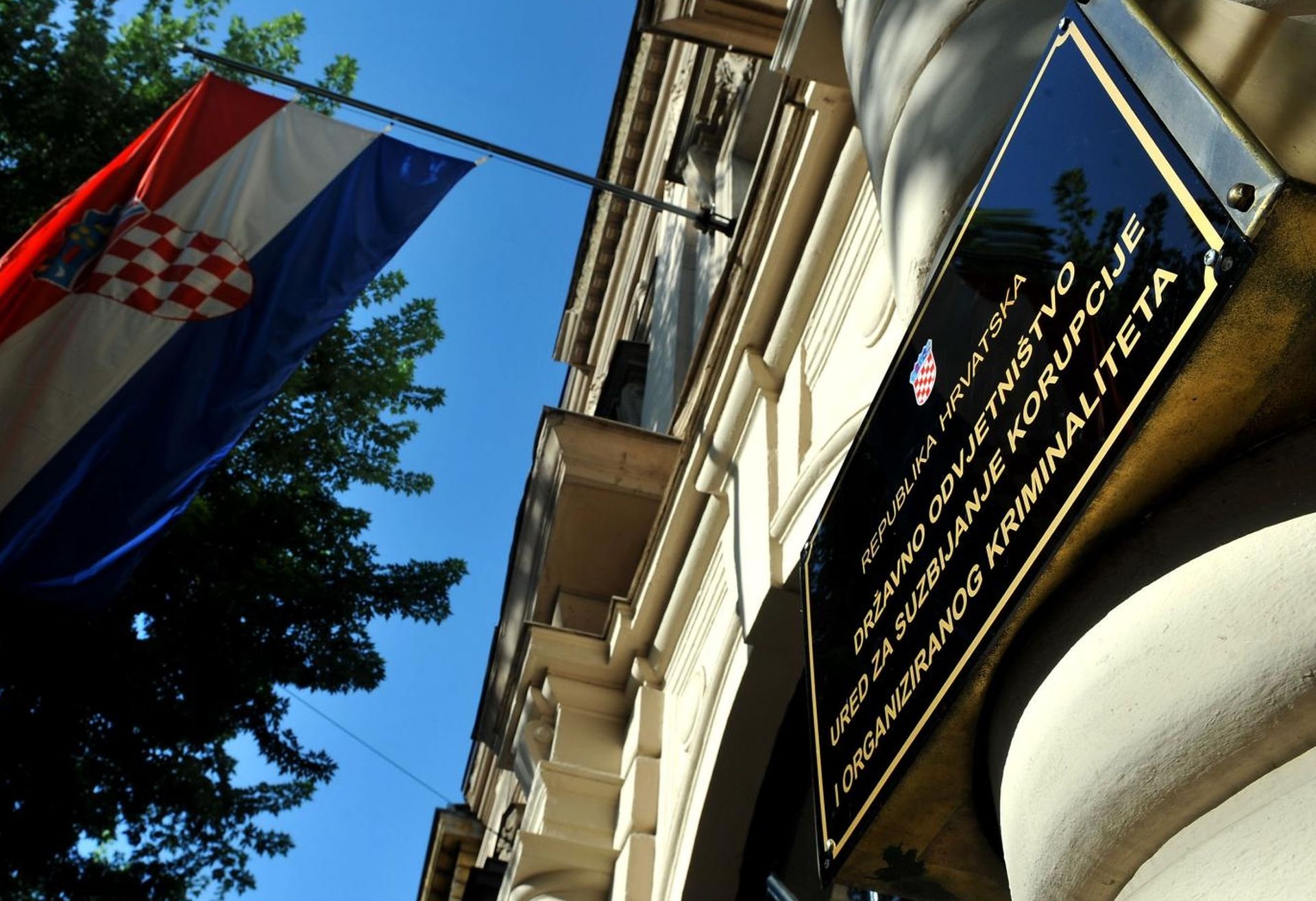 16.07.2009., Zagreb - Biserka Robic i Davorin Kobak odlaze s ispitivanja iz USKOK-a. Republika Hrvatska, drzavno odvjetnistvo, ured za suzbijanje korupcije i organiziranog kriminala, ploca, zastava RH. 
Photo: Marko Lukunic/Vecernji list