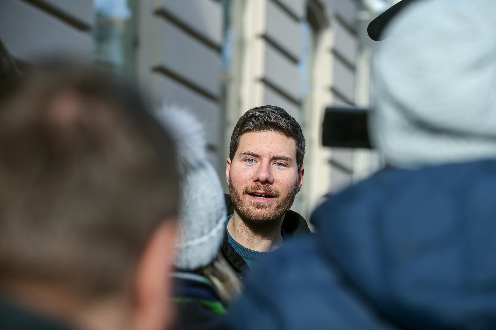 Zagreb: Ivan Pernar zbog prijave za nadriliječništvo došao je dati iskaz u DORH 10.01.2019., Zagreb - Ivan Pernar zbog prijave za nadrilijecnistvo dosao je dati iskaz u DORH te se obratio novinarima i djelio Vitamin C. 
Photo: Luka Stanzl/PIXSELL
