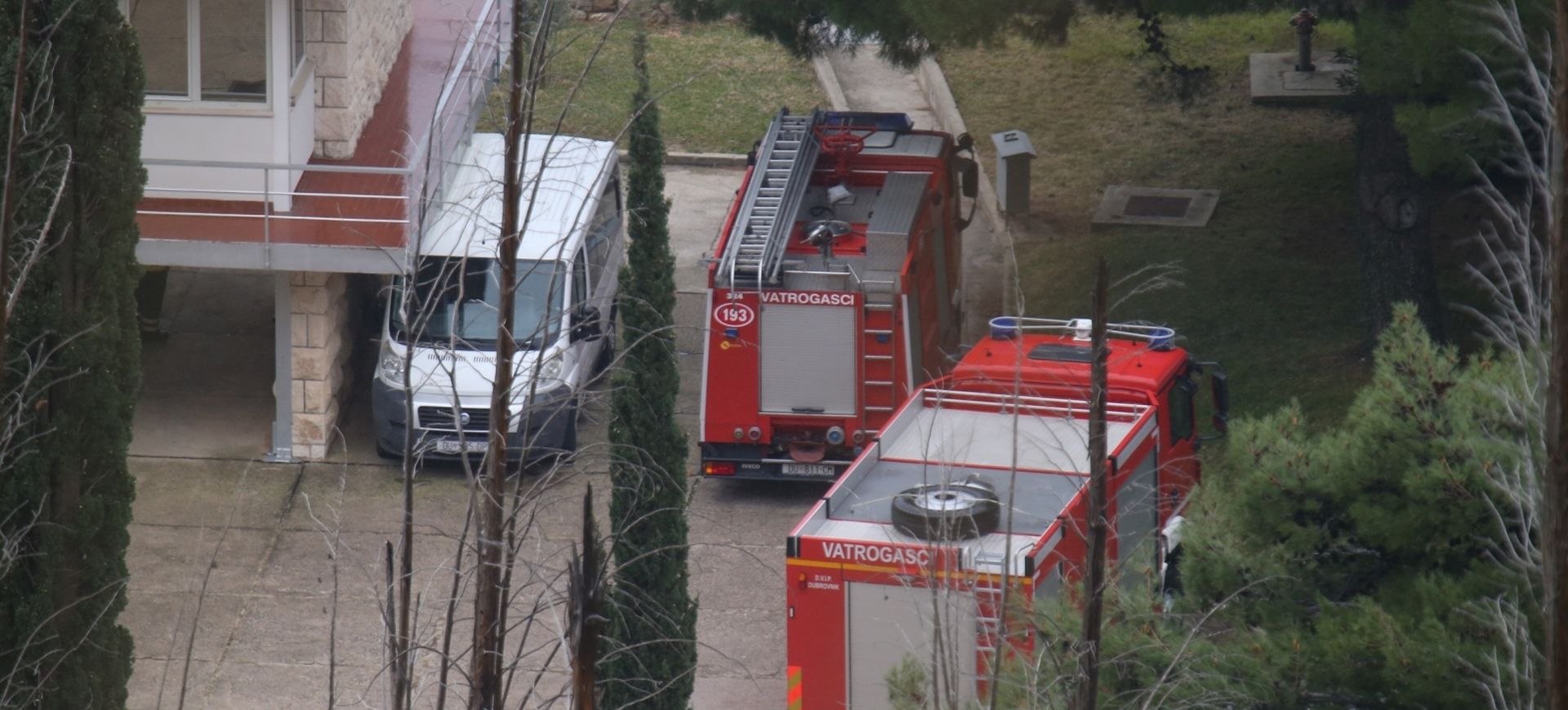 Dubrovnik: Nekoliko osoba prevezeneo u bolnicu zbog požara u HR Plat 10.01.2019., Dubrovnik - Policija i vatrogasci na priloznoj prometnici HE Plat gdje je jutros doslo do pozara. nekoliko osoba je prevezeno u bolnicu. Photo: Ivo Cagalj/PIXSELL