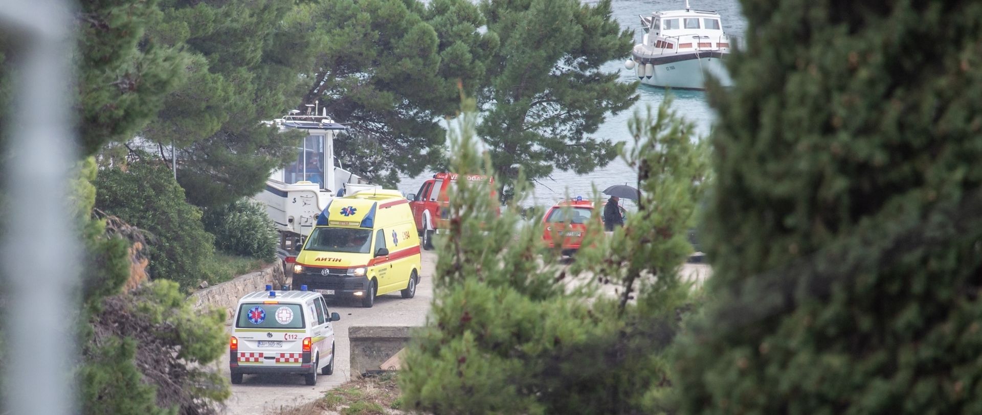 Dubrovnik: Nekoliko osoba prevezeneo u bolnicu zbog požara u HR Plat 10.01.2019., Hidroelktrana Plat, Plat, Zupa dubrovacka - Eksplozija i pozar u hidroelktrani Plat. Nacelnik policije Ivan Pavlicevic potvrdio je da je u odvodnom kanalu pronadjeno bezvotno tijelo jednog od trojice nestalih radnika hidroelektrane kojeg su ronioci izvukli na povrsinu. Za drugom dvojicom jos se traga.
Pozar u hidrocentrali Plat je ugasen. Pretpostavlja se da je uzrok pozara tehnicke naravi, a o uzroku ce vjestacenje provesti centar Ivan Vucetic. Sva trojica djelatnika za kojima se traga su s podrucja Dubrovnika. 
Photo: Grgo Jelavic/PIXSELL