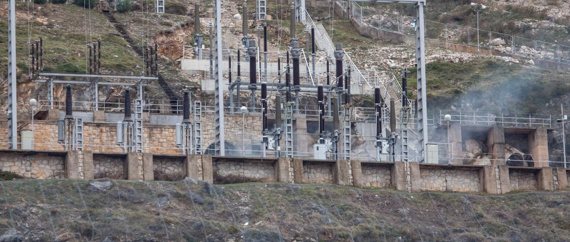Dubrovnik: Nekoliko osoba prevezeneo u bolnicu zbog požara u HR Plat 10.01.2019., Hidroelktrana Plat, Plat, Zupa dubrovacka - Eksplozija i pozar u hidroelktrani Plat. Nacelnik policije Ivan Pavlicevic potvrdio je da je u odvodnom kanalu pronadjeno bezvotno tijelo jednog od trojice nestalih radnika hidroelektrane kojeg su ronioci izvukli na povrsinu. Za drugom dvojicom jos se traga.
Pozar u hidrocentrali Plat je ugasen. Pretpostavlja se da je uzrok pozara tehnicke naravi, a o uzroku ce vjestacenje provesti centar Ivan Vucetic. Sva trojica djelatnika za kojima se traga su s podrucja Dubrovnika. 
Photo: Grgo Jelavic/PIXSELL