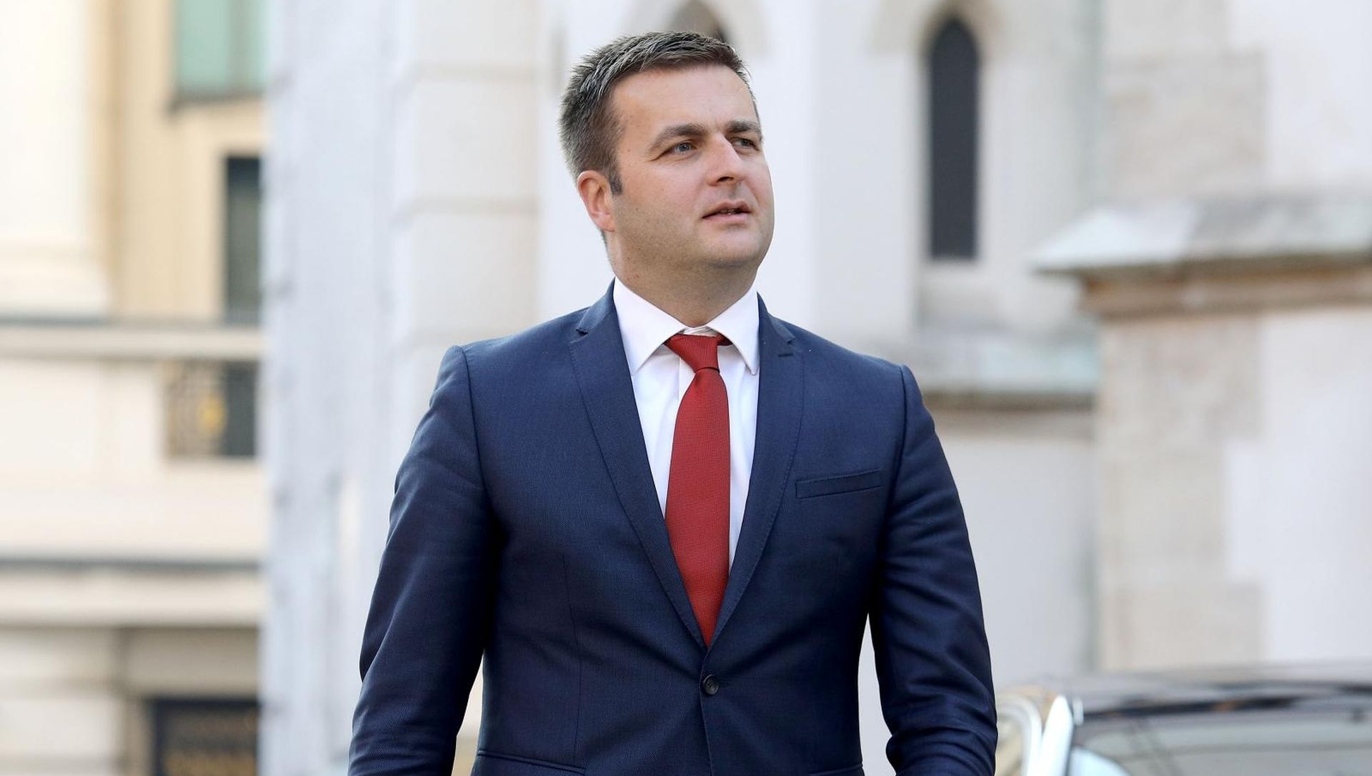 Zagreb: Vlada održala 118. sjednicu 11.10.2018., Zagreb- Vlada RH je na svojoj 118. sjednici, uz ostalo, raspravljala o dopuni Odluke o zabrani novog zaposljavanja sluzbenika i namjestenika u javnim sluzbama.   Ministri dolaze na sjednicu.                  
Tomislav Coric. 
Photo: Patrik Macek/PIXSELL