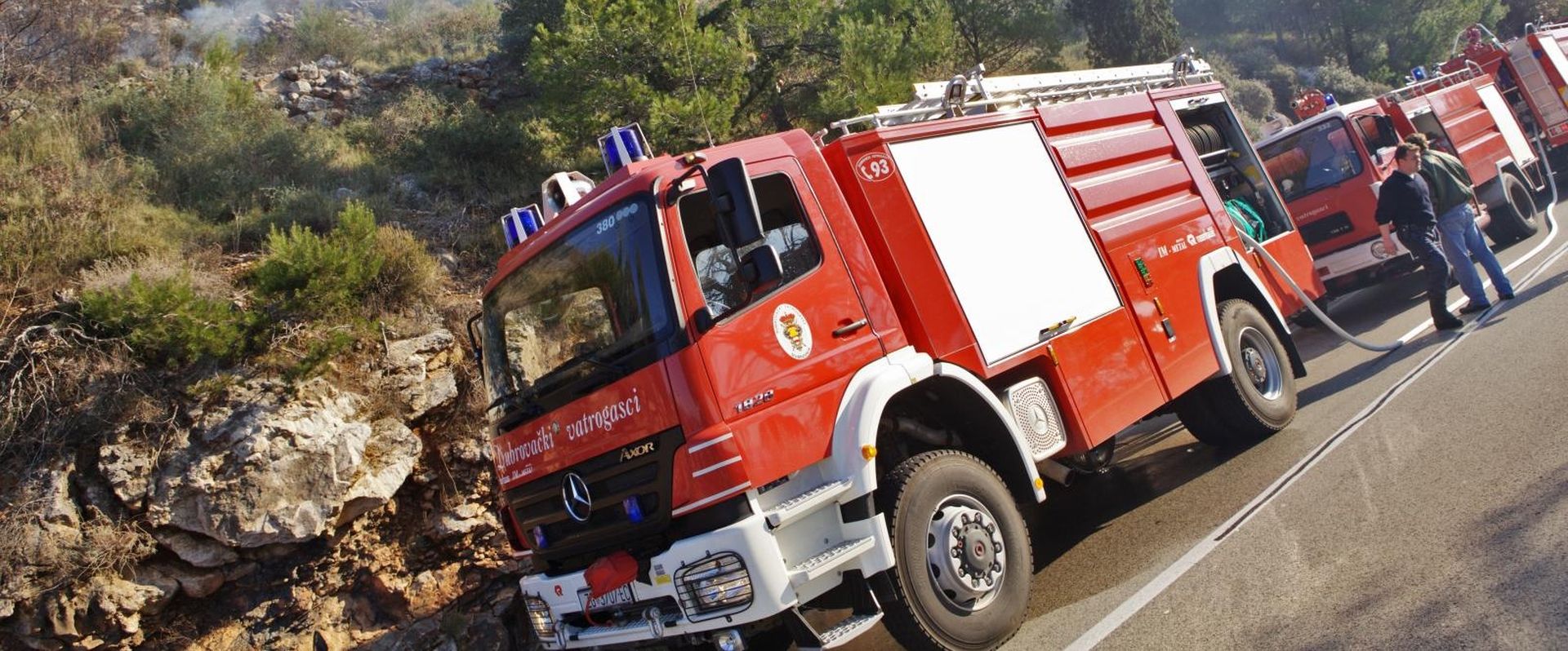 12.01.2012., Dubrovnik - Na predjelu izmedju gornjeg Konala i Nuncijate zapalilo se nisko rastinje. Pozar je najvjerojatnije izbio na magistrali a lokaliziran je u roku od pola sata nakon dojave. Sudjelovala su 4 vatrogasna vozila i 10 vatrgasaca. 
Photo: Grgo Jelavic/PIXSELL