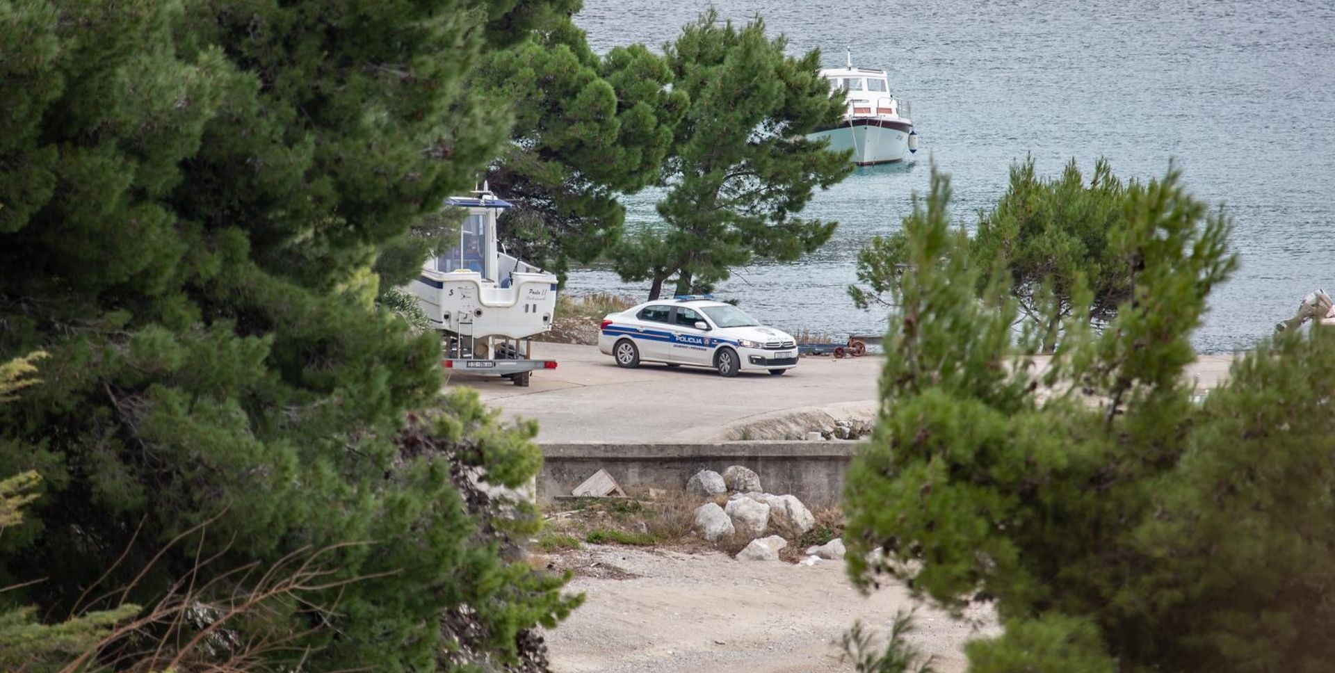 Nastavljena velika potraga za radnikom hidroelektrane 13.01.2019., Akvatorij Zupe dubrovacke, Dubrovnik - Nastavljena je potraga za nestalim radnikom Davorom Pozniakom (33) iz HE Dubrovnik u Platu. Cetvrtog dana potrage ukljuceni su policijski sluzbenici, pripadnici HGSS-a, vatrogasci, ronioci i civilna plovila. 
Photo: Grgo Jelavic/PIXSELL