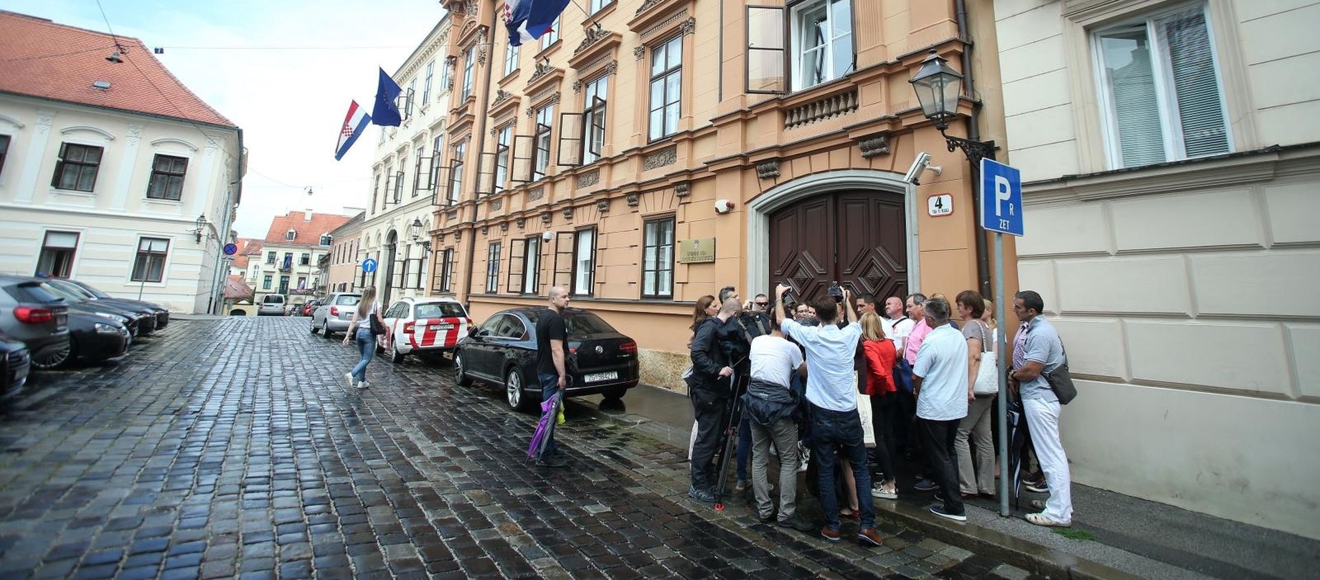 13.07.2018., Zagreb - Ustavni sud. Aktivisti i volonteri Udruge Franak na konferenciji za novinare govorili su o tome kako su postigli konacni cilj - pravomocnu presudu u kolektivnom slucaju franak, kojom je presudjeno da je valutna klauzula u svicarskim francima ugovorena na neposten nacin i zbog toga je nistetna, kao sto ne vrijede niti povecanja kamatnih stopa odlukama banaka. Medijima su se obratili: Ines Bojic, Goran Aleksic i Denis Smajo.
Photo: Sanjin Strukic/PIXSELL
