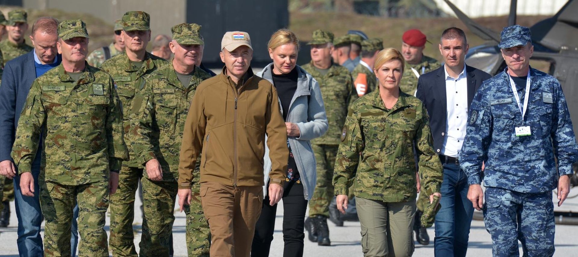 Udbina: Grabar-Kitarović i Krstićević obišli vojnu vježbu Velebit 18 13.10.2018., Udbina - Vojna vjezba Velebit 18 - Zdruzena snaga glavni je obucni dogadjaj Oruzanih snaga RH u 2018 godini. Rijec je o zdruzenoj  intergranskoj vjezbi svih sastavnica Oruzanih snaga RH - kopnenih, pomorskih, zracnih snaga, specijalnih snaga te cyber snaga, a ujedno je i najslozenija vjezba Hrvatske vojske do sada u neprekidnom trajanju od 72 sata. U vojarni "Josip Jovic" demonstrirana je sposobnost Ekspedicijskog kampa, popuna helikoptera gorivom, radio uredjaji domace proizvodnje. Nacelnik Glavnog stozera OS RH Mirko Sundov, ministar obrane Damir Krsticevic, predsjednica RH Kolinda Grabar-Kitarovic Photo: Dino Stanin/PIXSELL