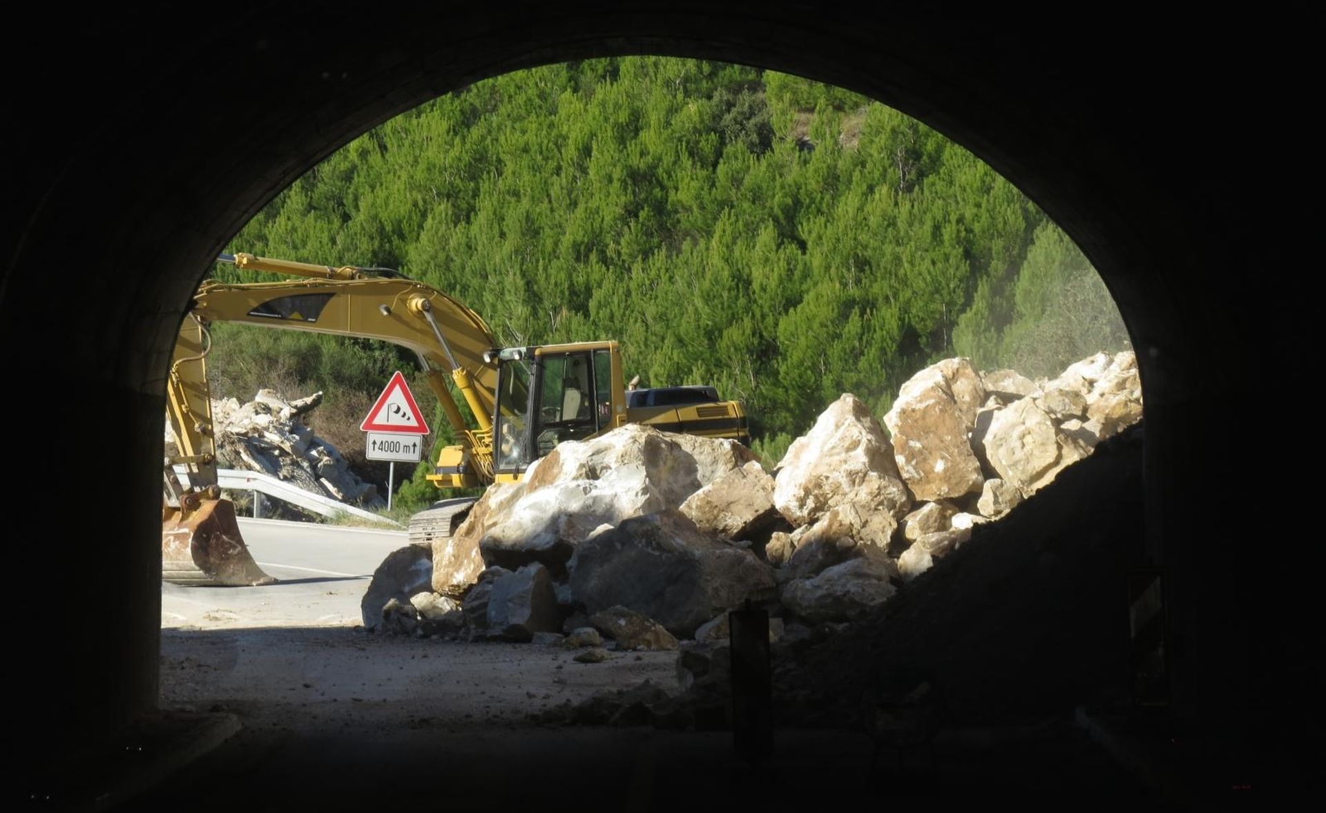 13.12.2013., Medici - Zbog radova na sanaciji odrona ispred tunela nadomak Medica na relaciji od Omisa do Dubaca prema Makarskoj, Jadranska ce magistrala biti zatvorena za promet cijeli dan dok se radovi budu mogli obavljati. Vozaci moraju koristiti obilazne pravce ovisno s kojom su vrstom vozila. Photo: Ivo Cagalj/PIXSELL