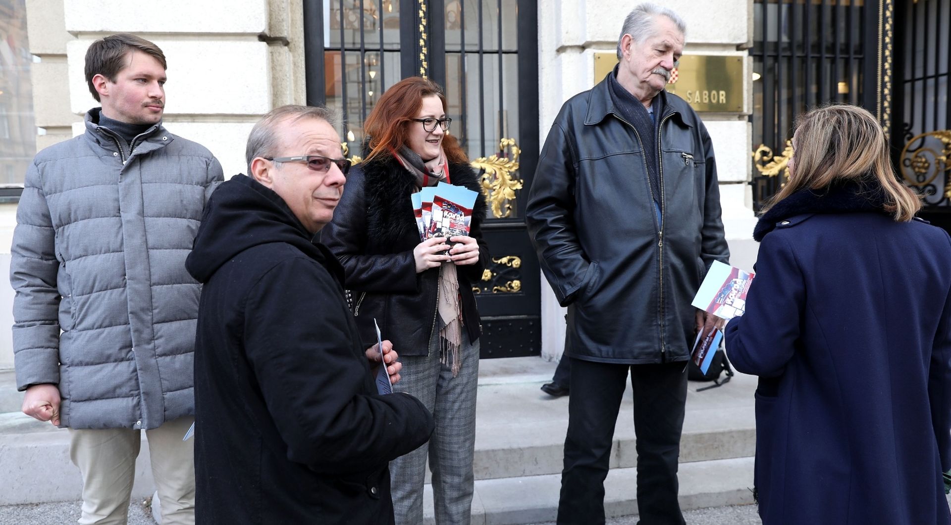 Zagreb: GI Narod odlučuje traži raspisivanje referenduma 16.01.2019., Zagreb - Aktivisti gradjanske inicijative Narod odlucuje dijelili su ispred Sabora letke i pozivali na raspisivanje referenduma. Photo: Patrik Macek/PIXSELL