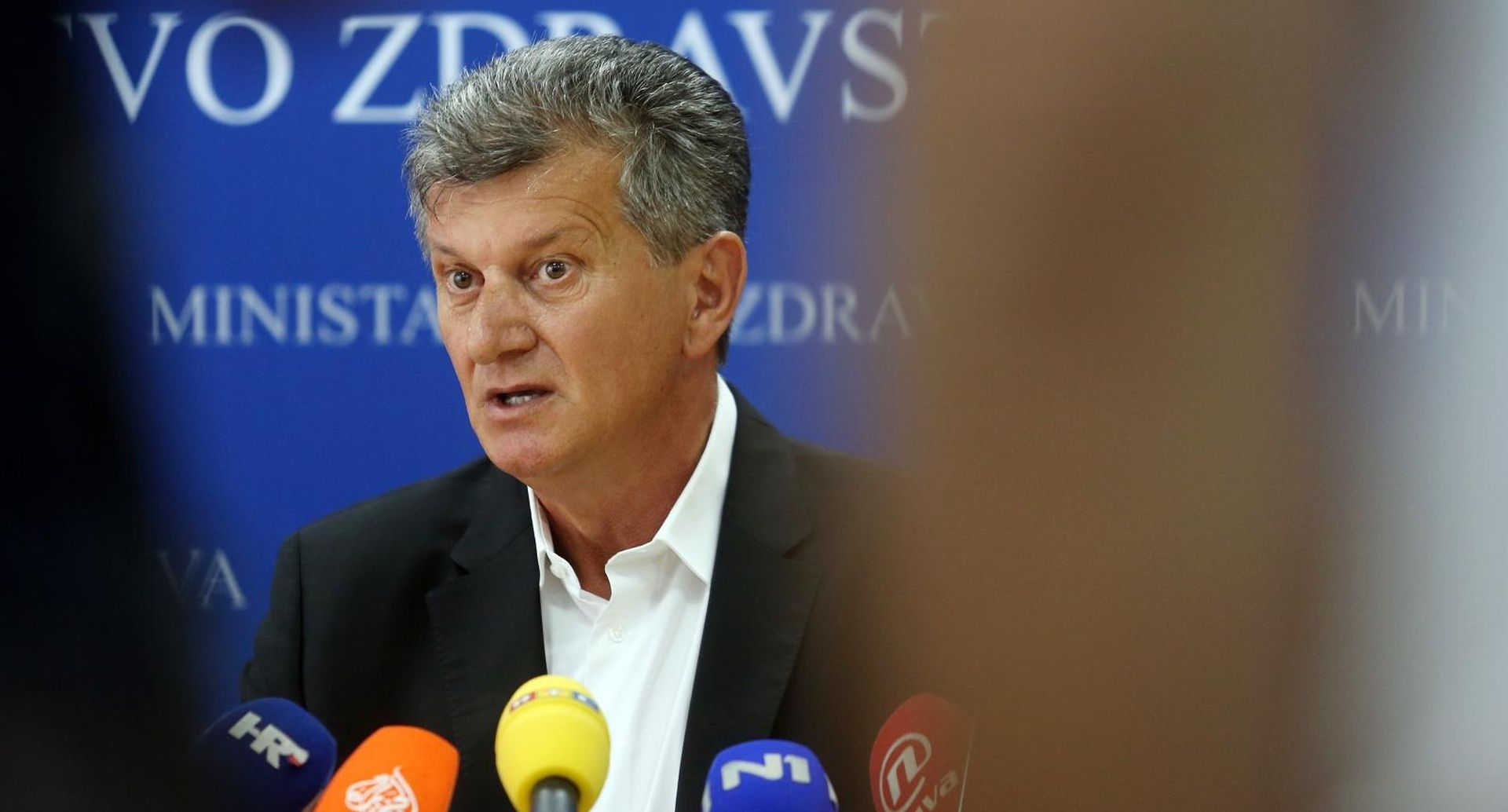 Zagreb: Ministar Kujundžić ne podnosi ostavku - sustav je funkcionirao prema regulativi 16.08.2018., Zagreb - Konferencija za medije ministra zdravstva Milana Kujundzica o slucaju u Zapresicu gdje je tragicno preminuo mladic. Ministar Kujundzic izjavio je kako je sustav funkcionirao prema hrvatskoj regulativi i standardima.
Photo: Borna Filic/PIXSELL